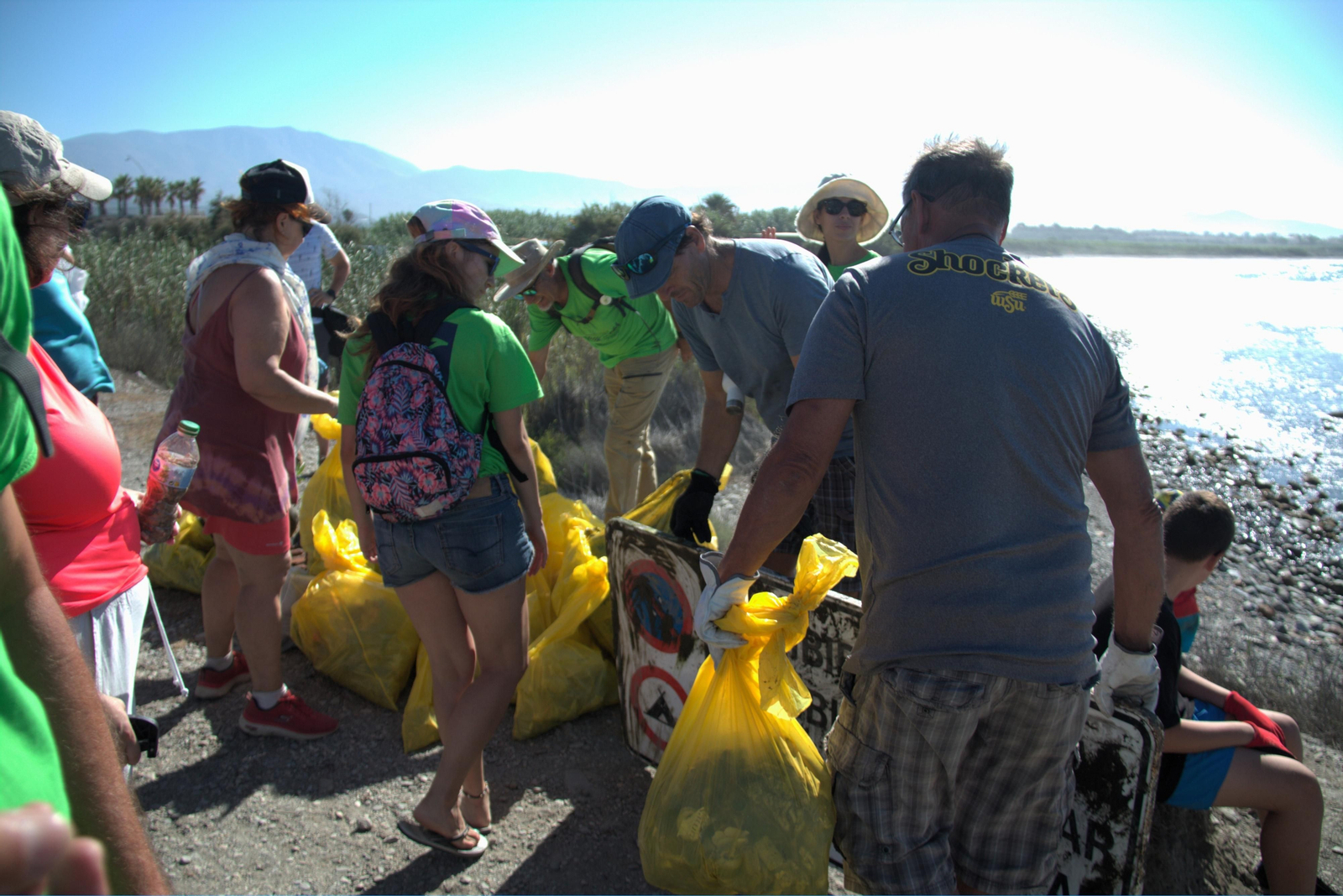 Así ha sido la jornada de limpieza de la desembocadura del río Guadalfeo en Salobreña