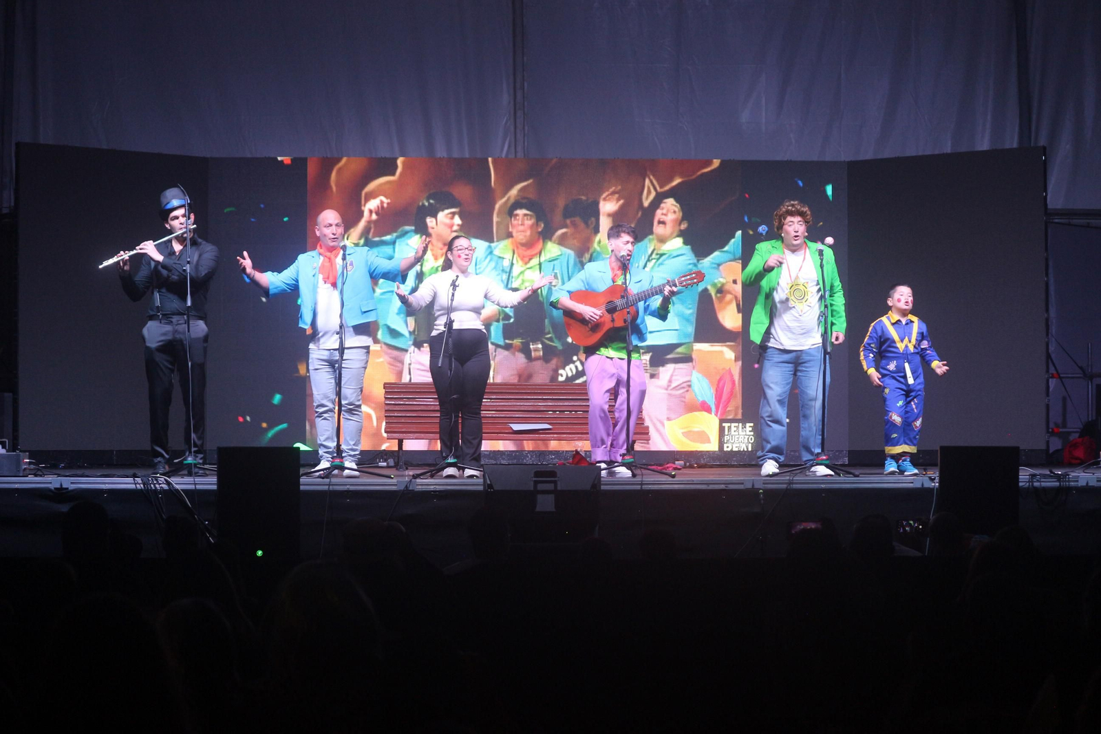 Fermín Coto canta junto a su familia