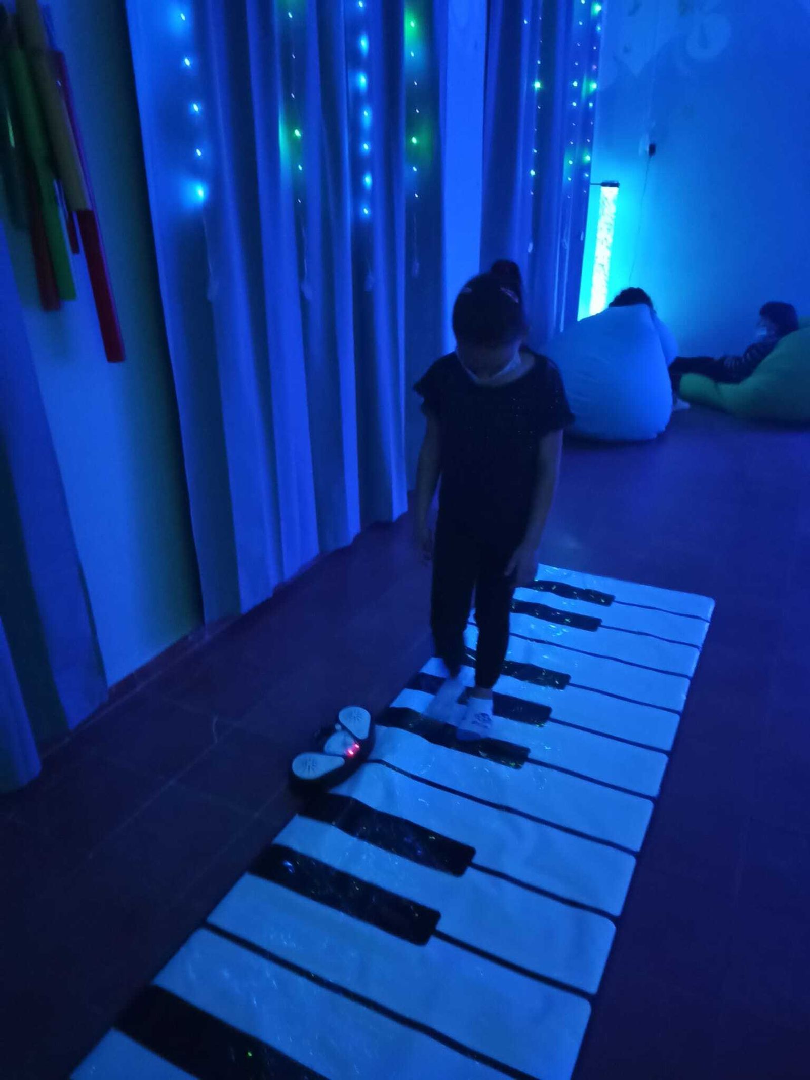 Piano de pie del aula sensorial del colegio Las Cortes.