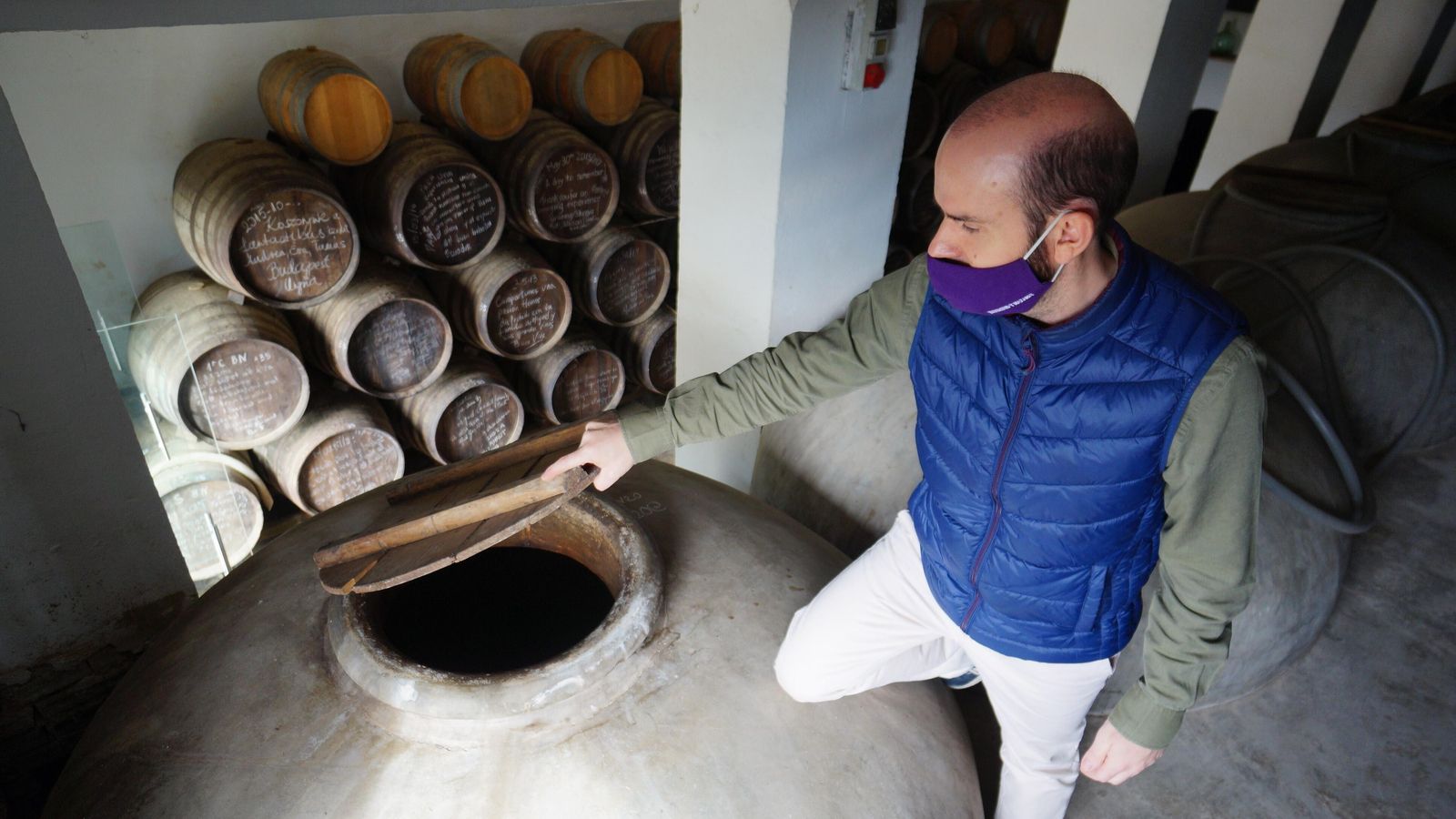 Miguel Cruz hijo destapa una tinaja en el Lagar Blanco.