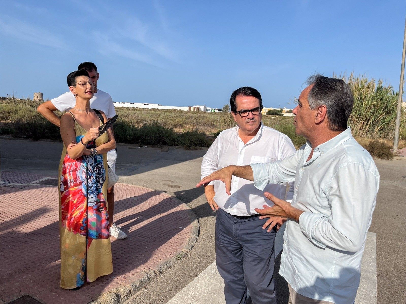 El concejal y el diputado con vecinos de Cabo de Gata