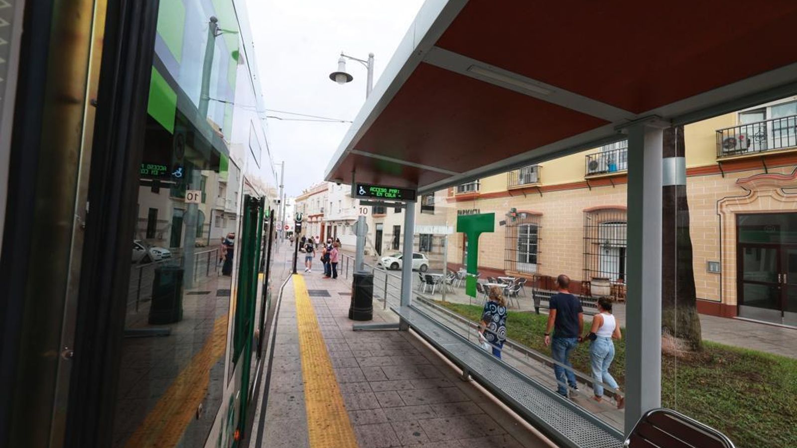 Una parada en San Fernando al pase de unos de los primeros tranvías con pasajeros.