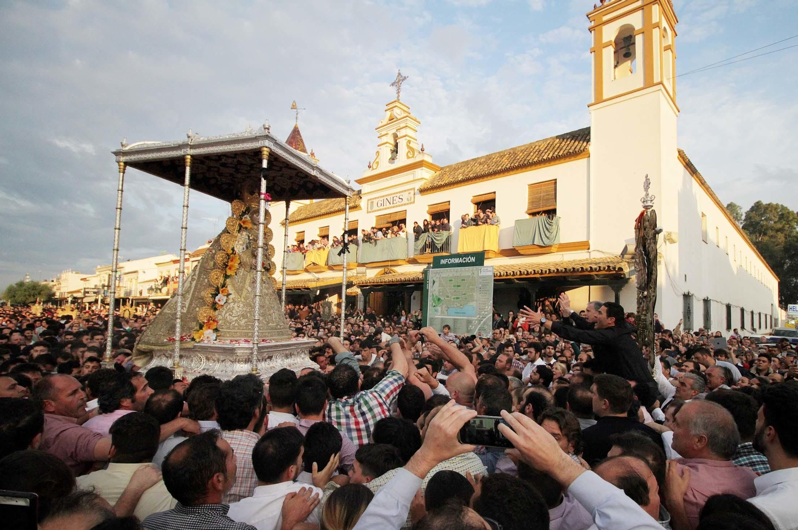 Las imágenes de la procesión de la Virgen del Rocío por la aldea en el Lunes de Pentecostés
