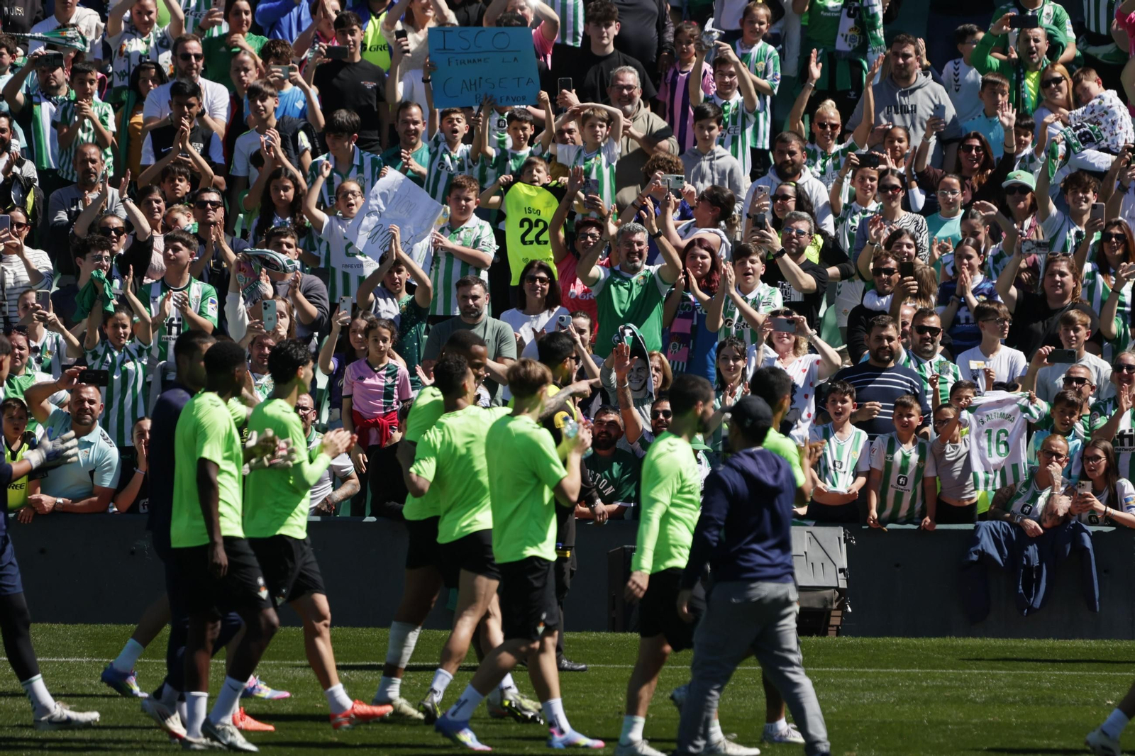 Las imágenes del gran ambiente en el entrenamiento del Betis