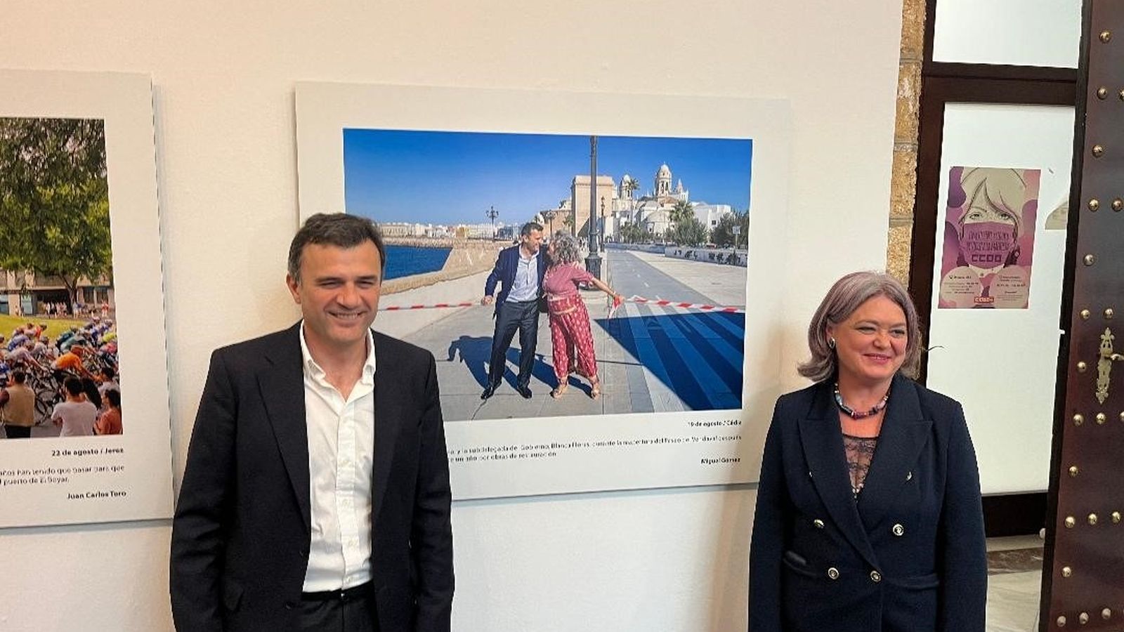 El alcalde Bruno García con la subdelegada del Gobierno Blanca Flores, ante una de sus fotos.