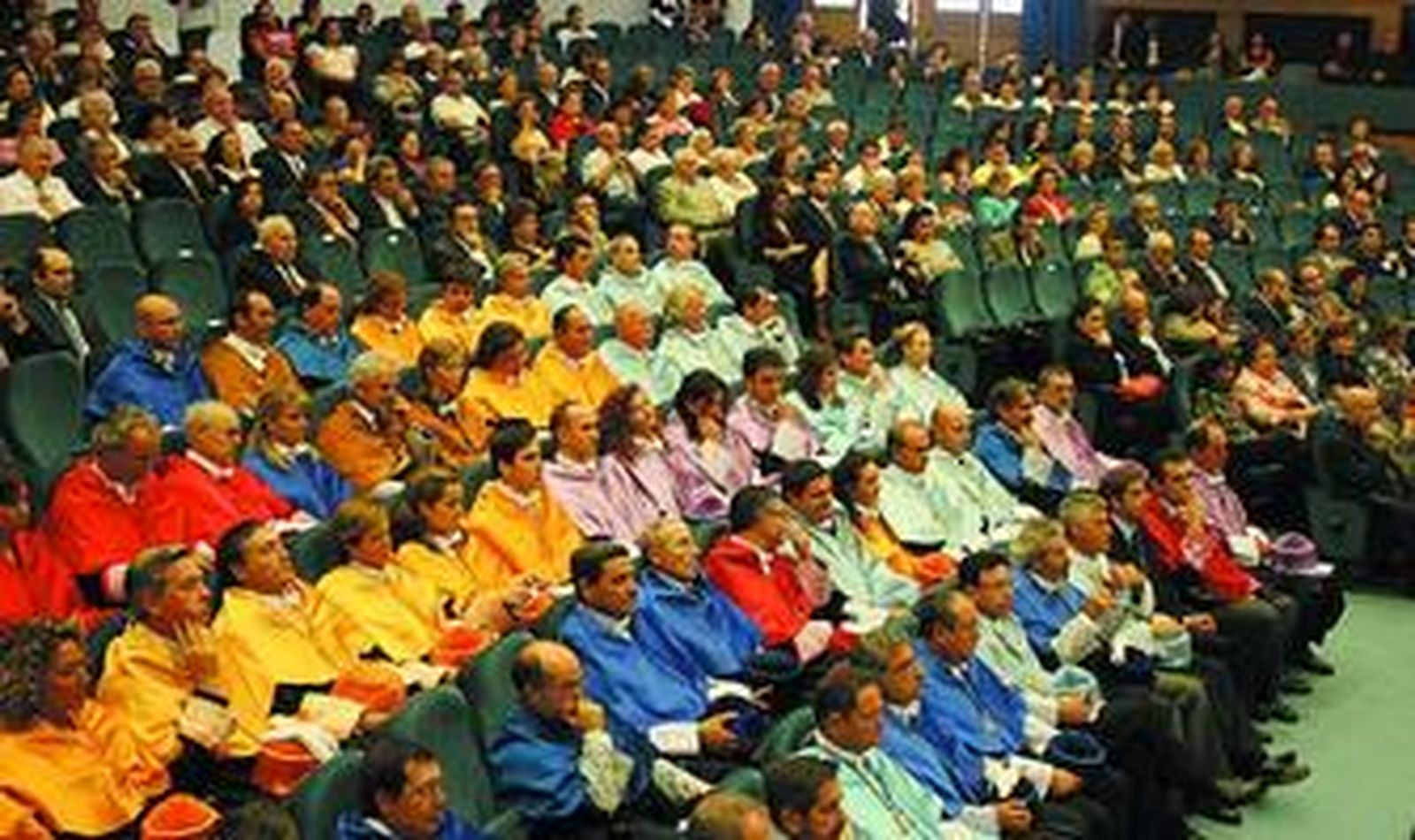 El salón de actos del edificio Jacobo del Barco quedó abarrotado de profesores, alumnos y autoridades.