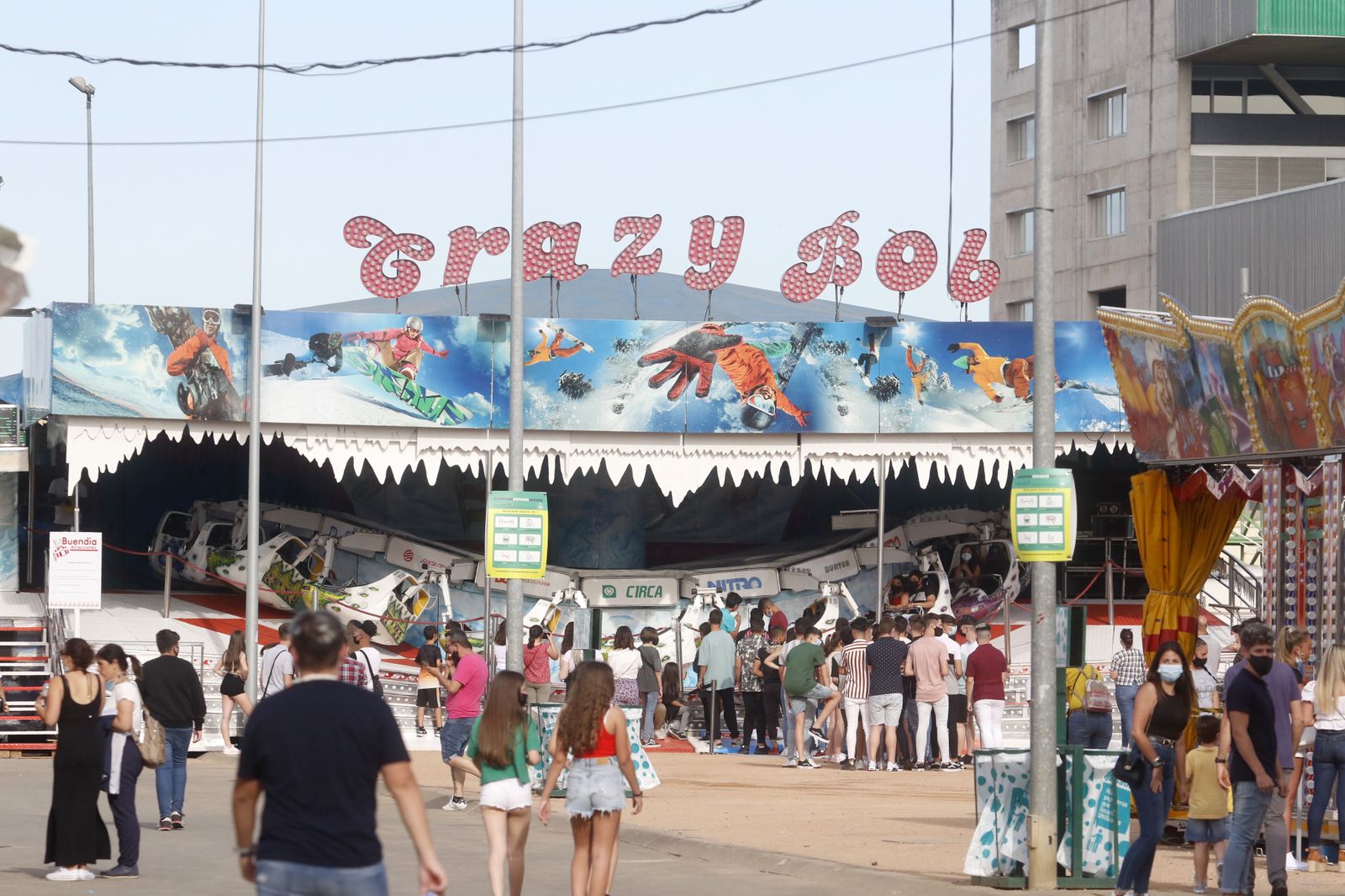 Primera jornada en el parque de atracciones de El Arenal, en imágenes