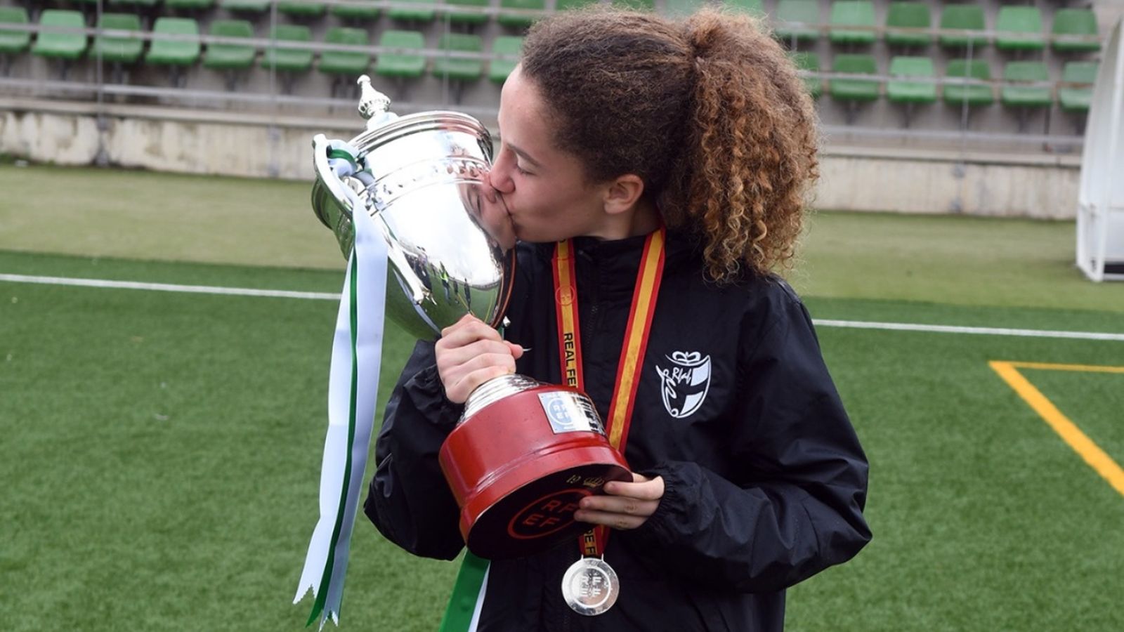 Ainhara González besa el trofeo que le otorga como subcampeona de España.