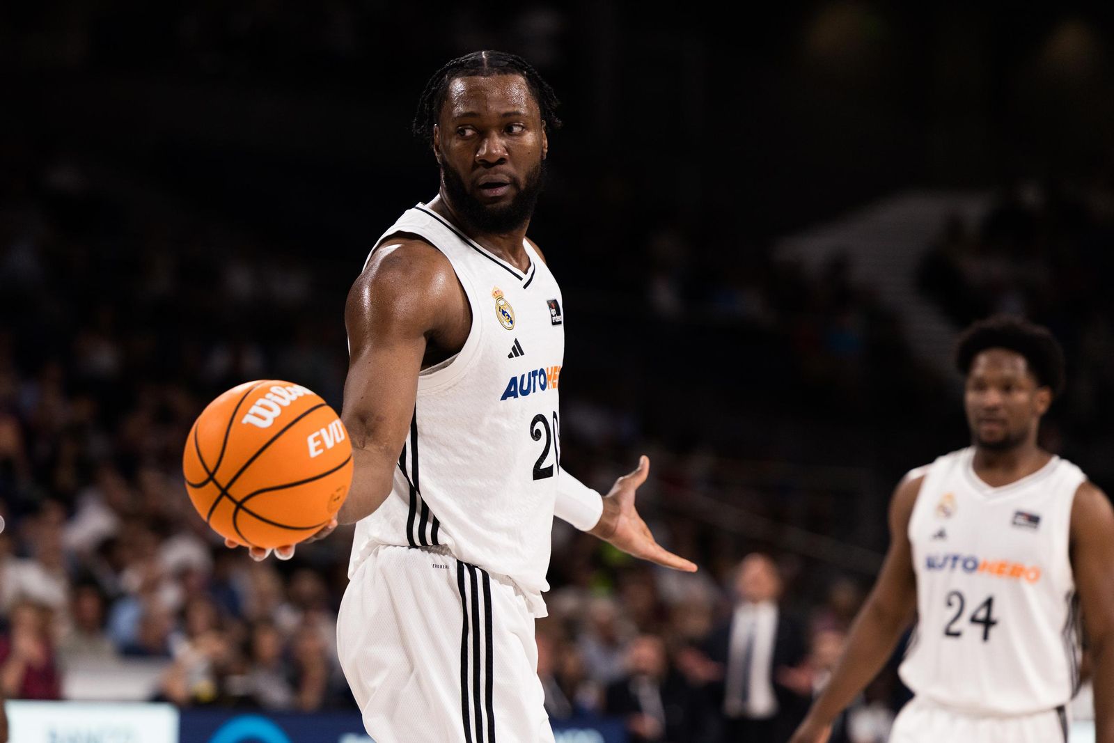 El Real Madrid sufre pero gana al Baskonia (82-76)