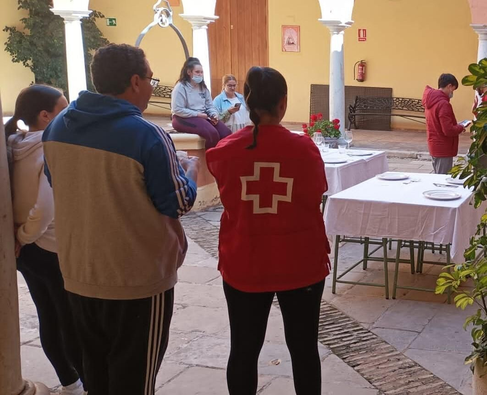 Los jóvenes en pleno taller de Cruz Roja Huelva en el Hotel Playa Canela.