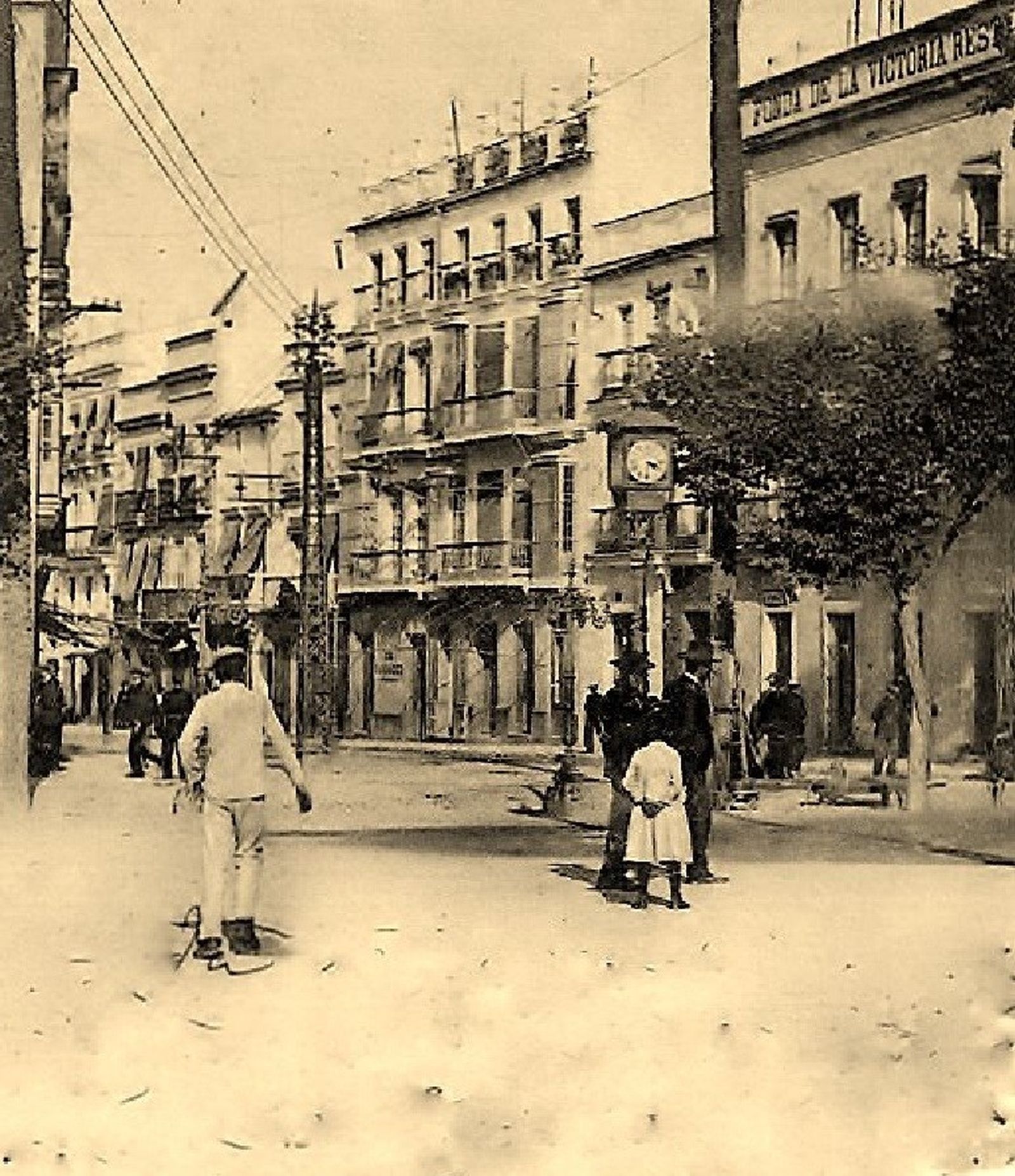 Postal donde se observa la fonda y el restaurante de la Victoria, finales del XIX.