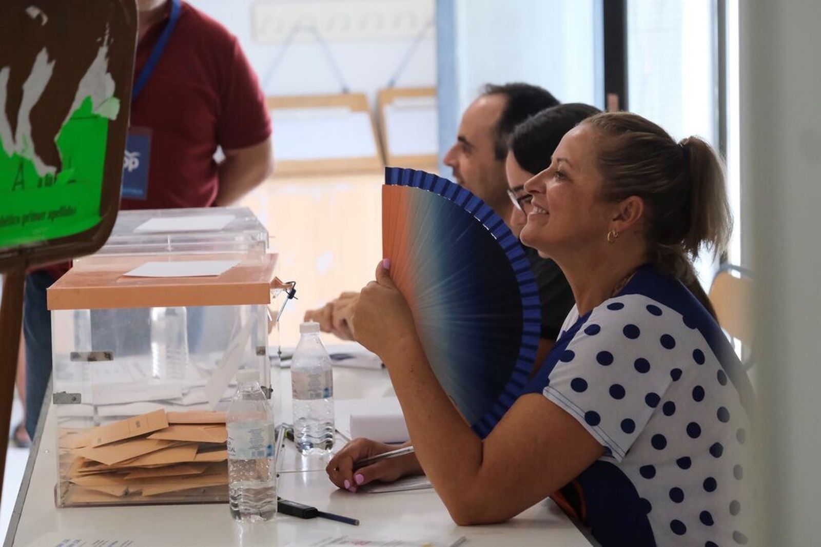 Una vocal de mesa se abanica durante las elecciones generales en Córdoba.