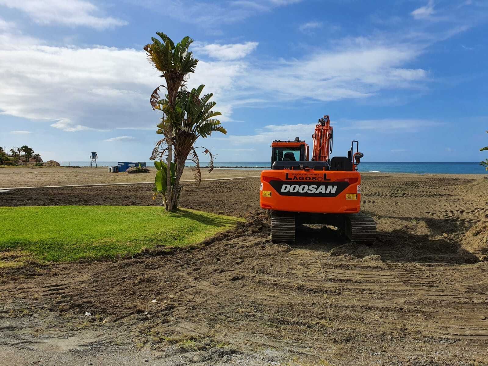 Trabajos en una playa de Rincón de la Victoria.