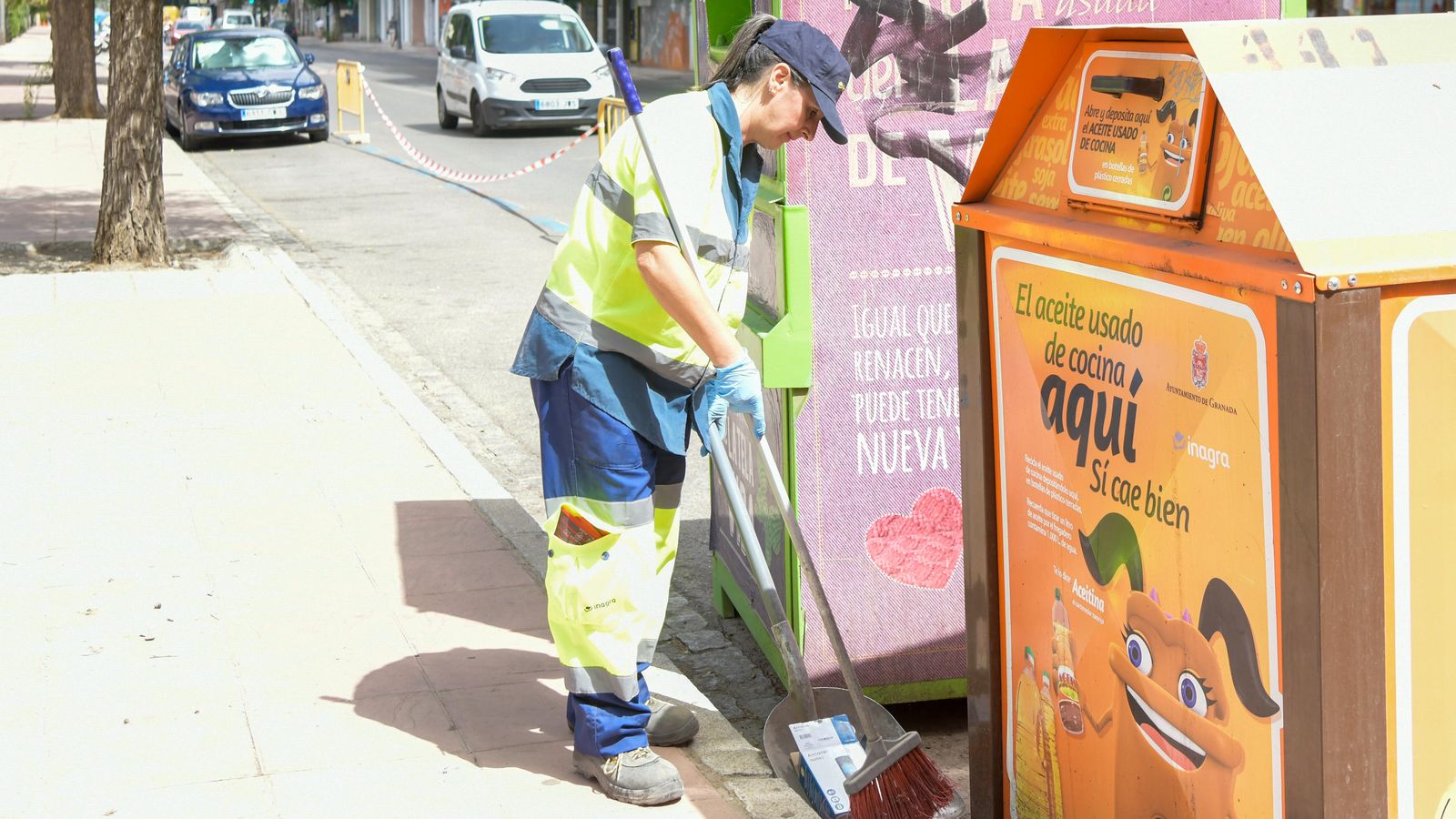 Empleada de limpieza vial trabajando en las horas centrales del día