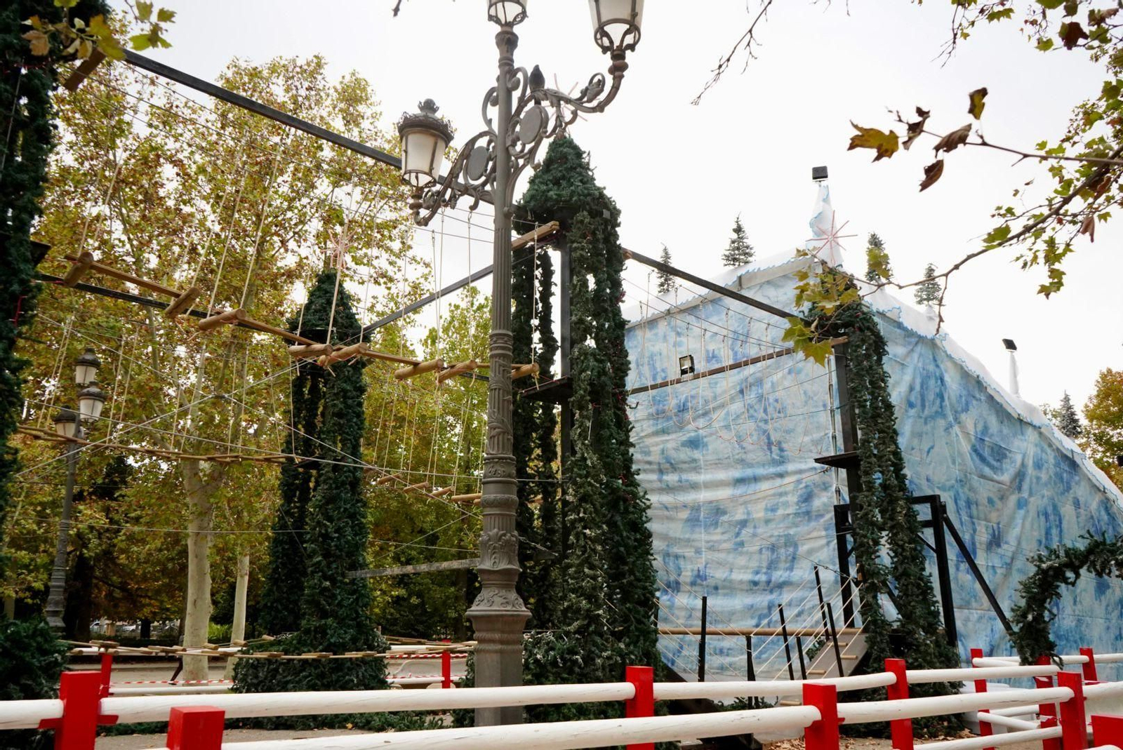 Imágenes: El 'poblado de Navidad' del Paseo del Salón, casi listo para llenarse de niños