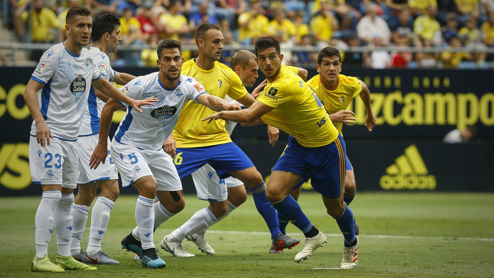 Marcos Mauro, Cala y Garrido, atentos a una jugada ante varios jugadores del Deportivo.