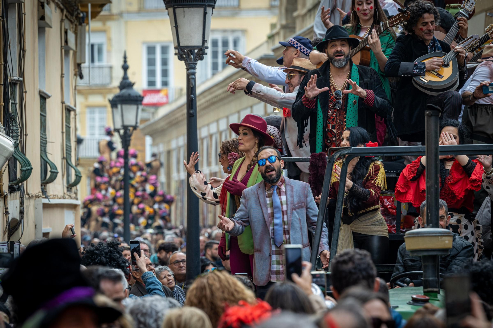 Imágenes del lunes de coros e ilegales del Carnaval de Cádiz 2023