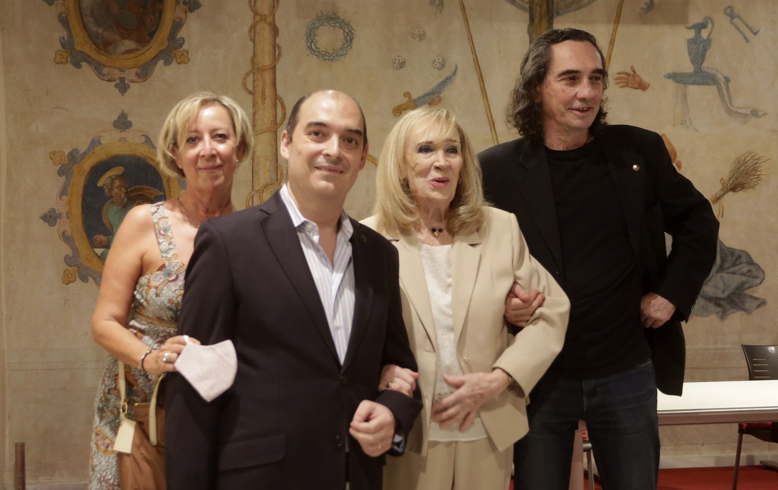 Marisa Calvo entre Rafael Roblas (acompañado de su esposa Ángeles) y su hijo Rafael César Montesinos, en Santa Clara.