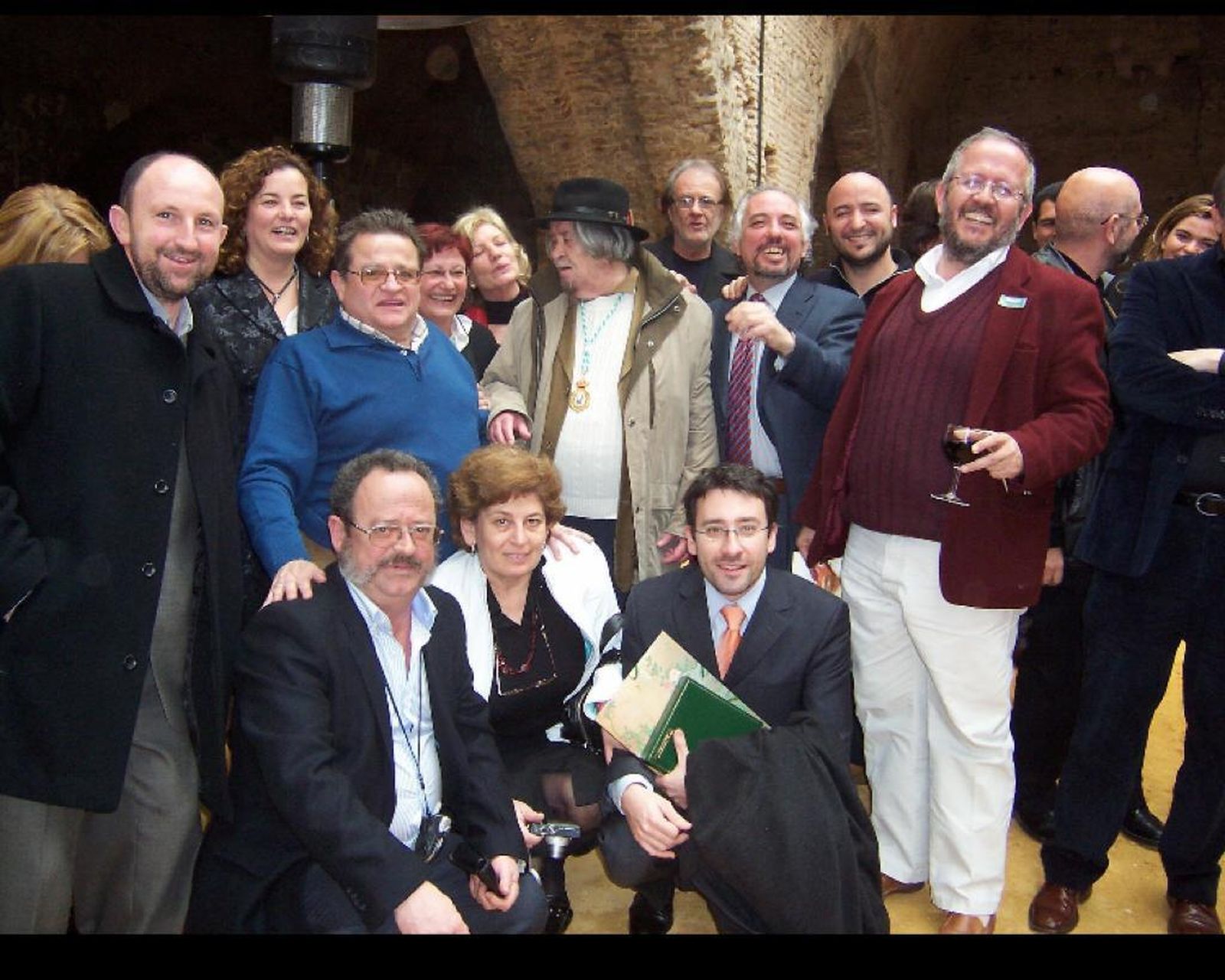 Carlos Edmundo de Ory, acompañado de amigos el día que lo nombraron Hijo Predilecto de Andalucía.