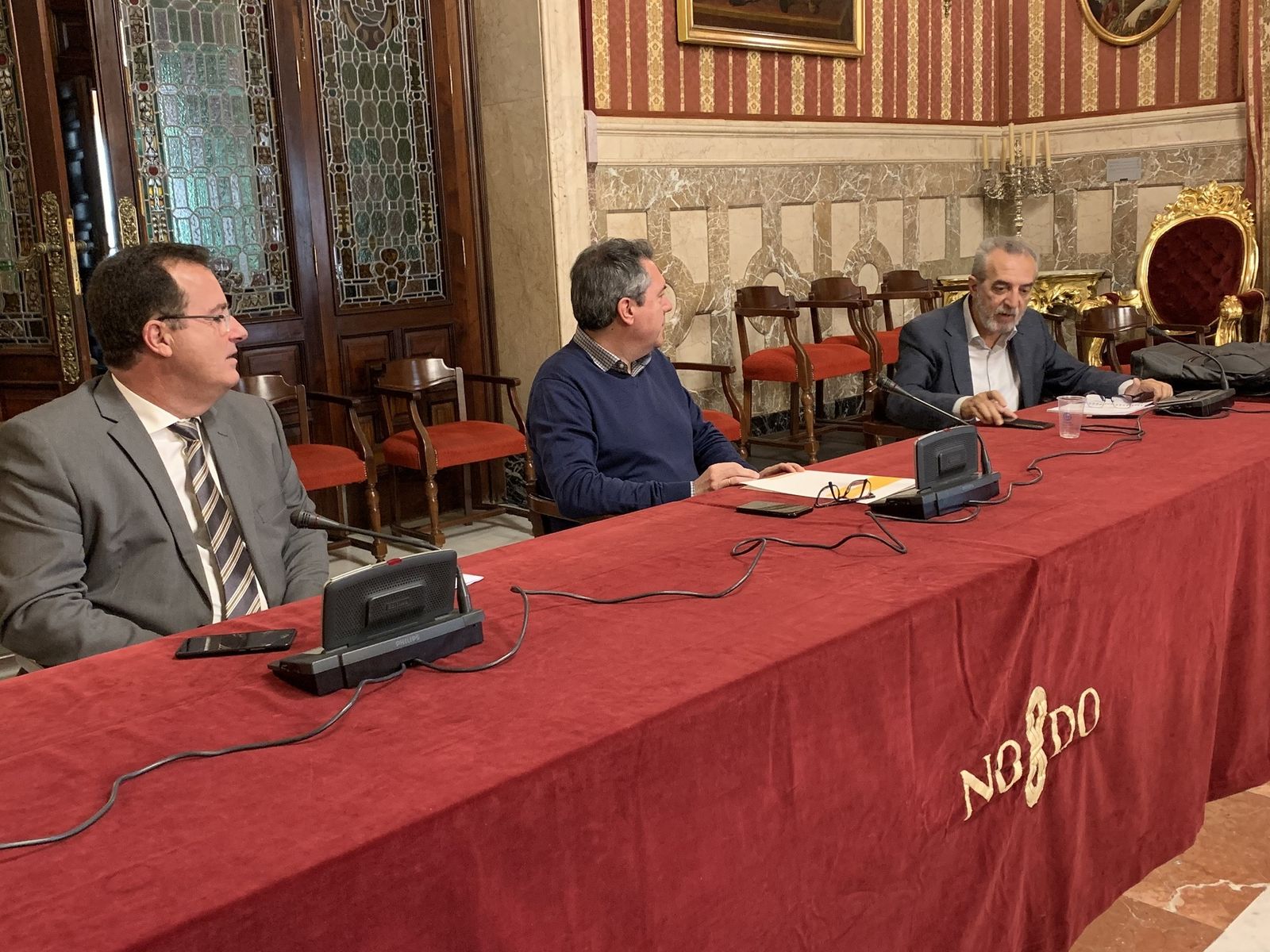 El alcalde, acompañado por Cabrera y Flores, preside el comité de seguimiento de la pandemia.