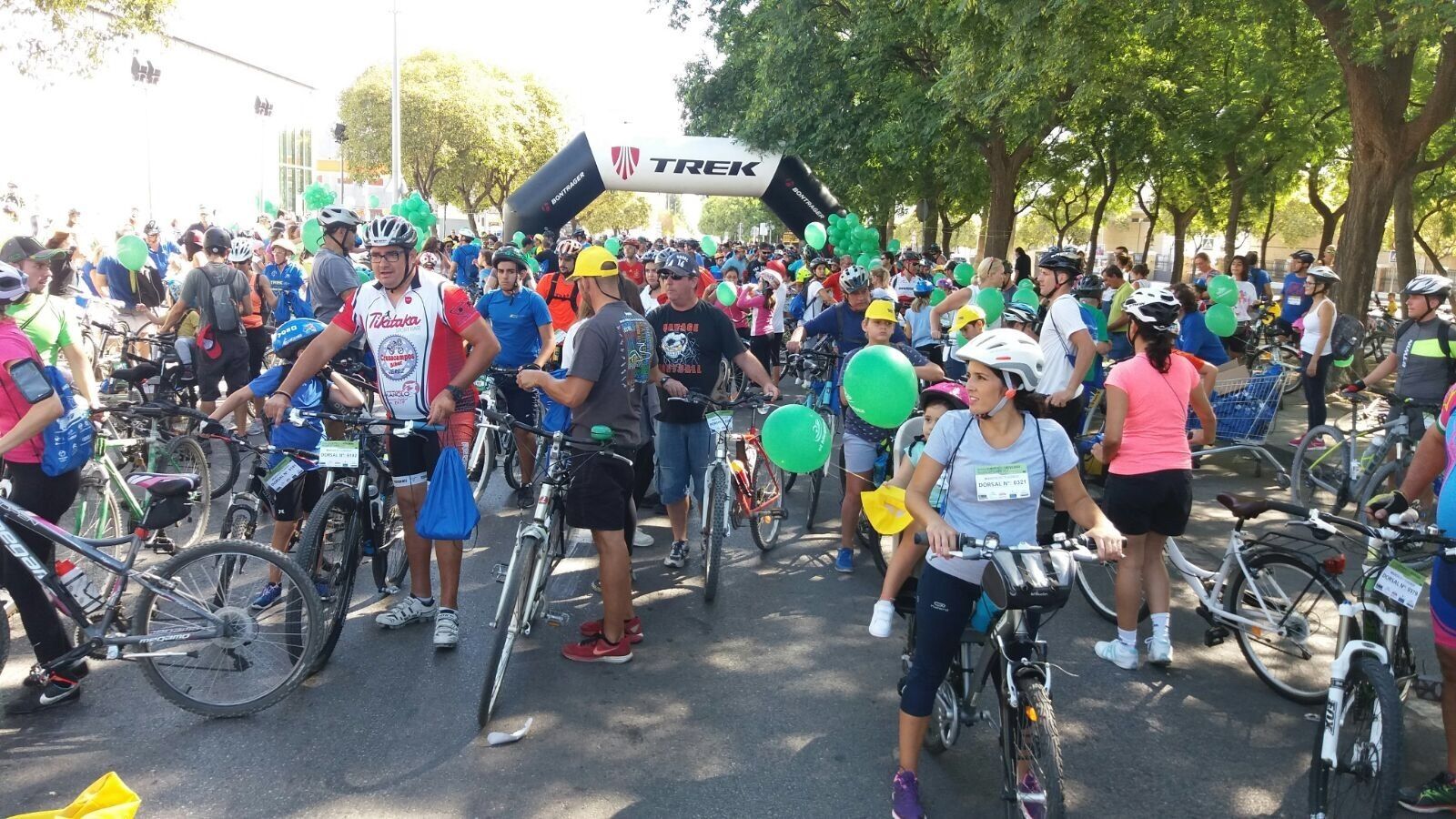 Los participantes hacen escala en la meta volante ubicada frente a la tienda 'El Motorista'.