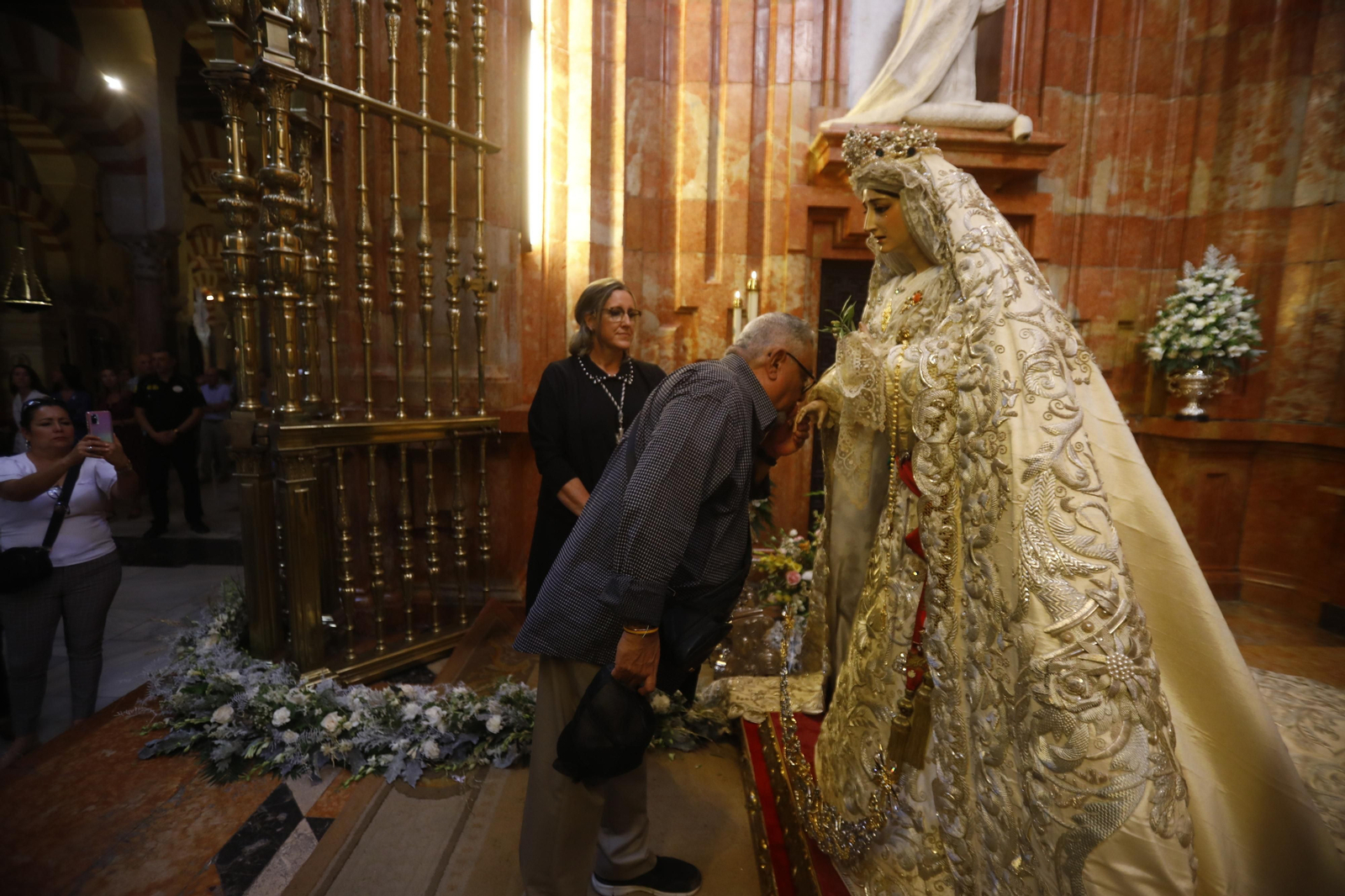 El solemne besamanos de la Virgen de la Paz y Esperanza en la Catedral, en imágenes