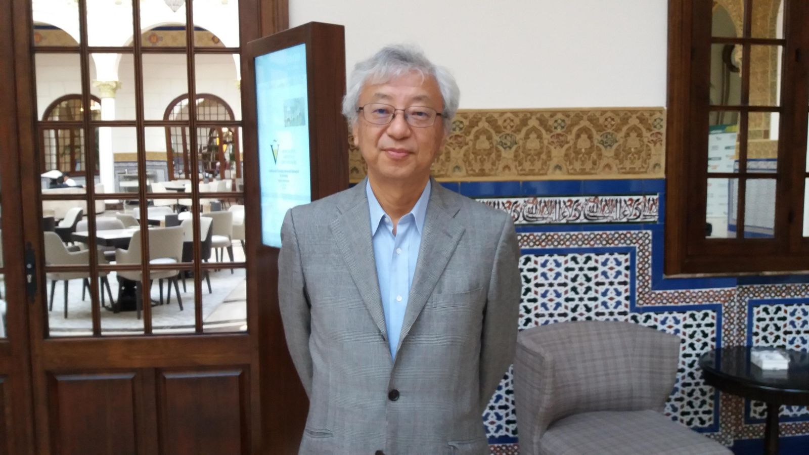 El profesor Motoshige Itoh posa en la recepción del Gran Hotel Miramar.