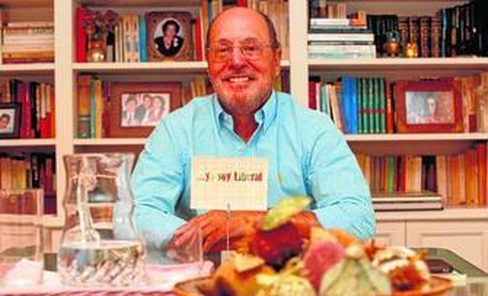 Rafael O'Donnell junto al diseño de una de las camisetas que hizo el Club Liberal 1812.