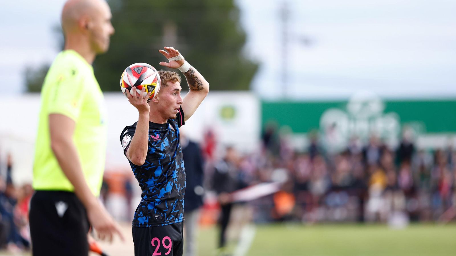 Darío Benavides se dispone a sacar de banda durante su debut en Copa del Rey con el Sevilla frente al Quintanar de la Orden.
