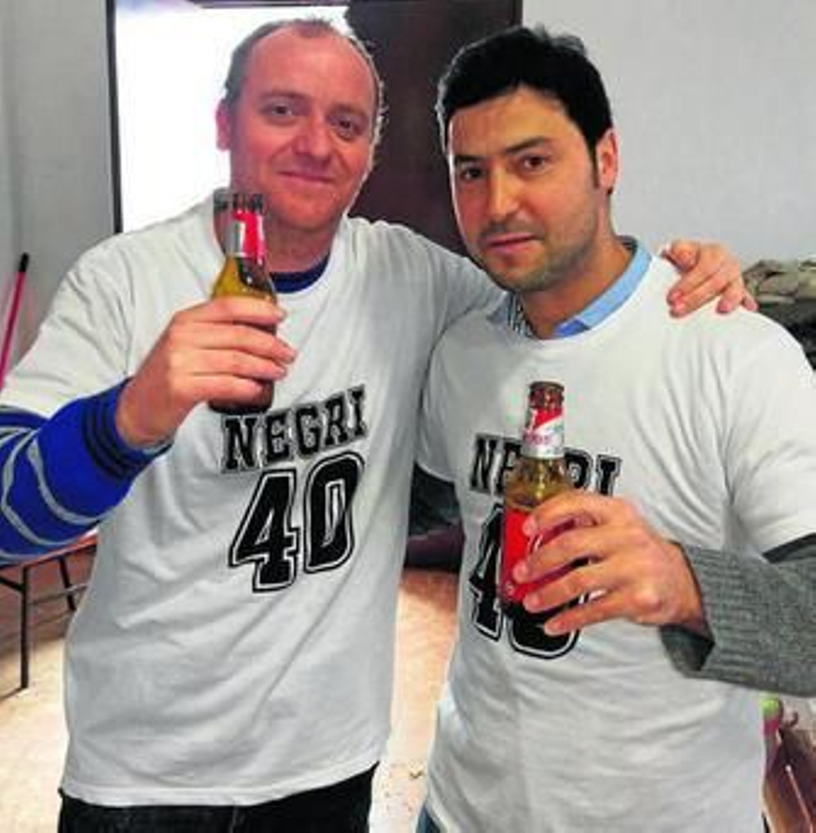 Perico (i) y Negri brindan por la Balona en el cuarenta cumpleaños de este último.