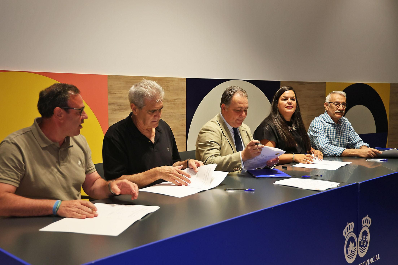 Imágenes de la firma con alcaldes de 34 municipios los convenios del programa 'Tu Diputación Invierte'