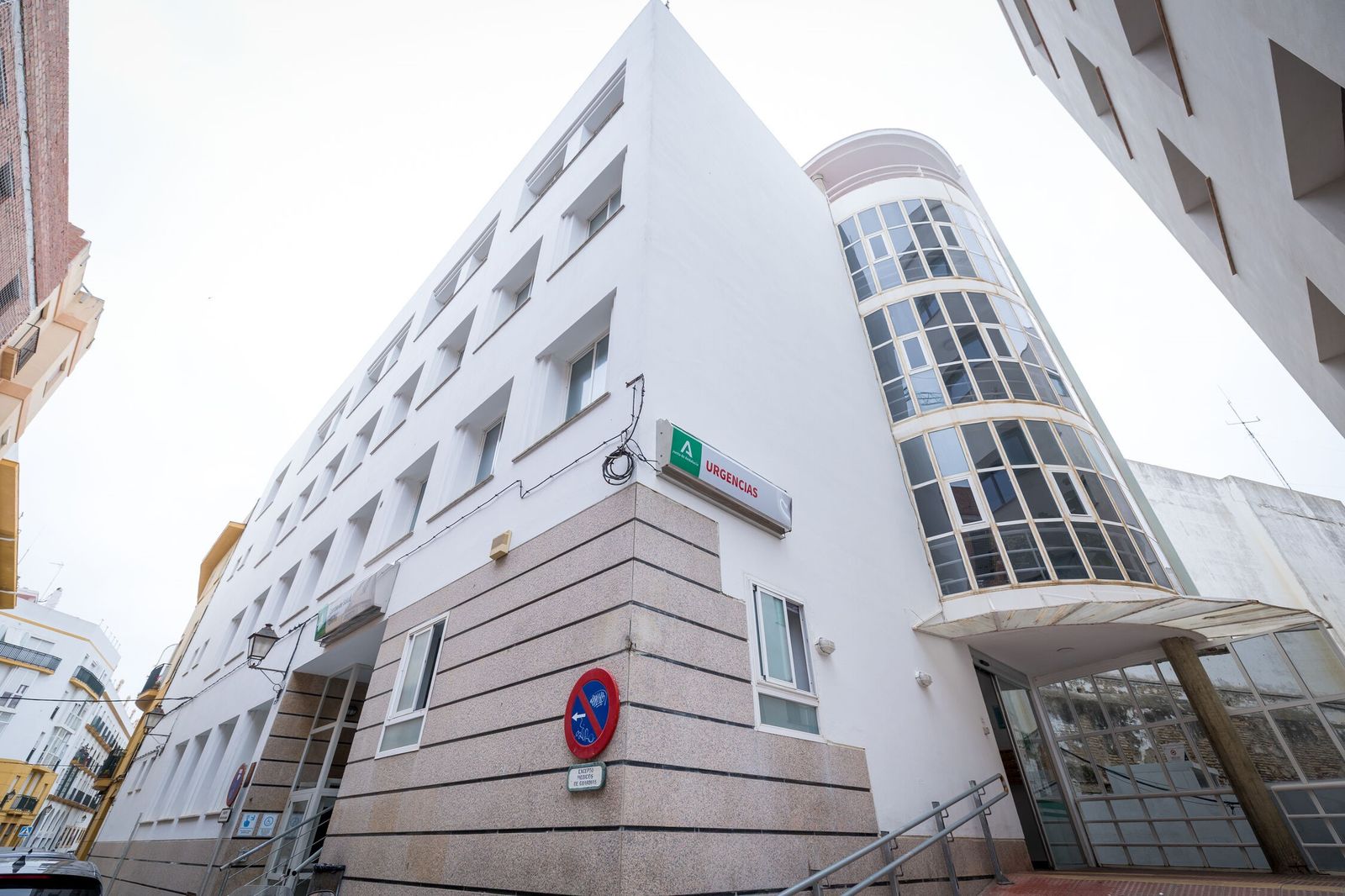 Exterior del centro de salud del Mentidero en Cádiz.