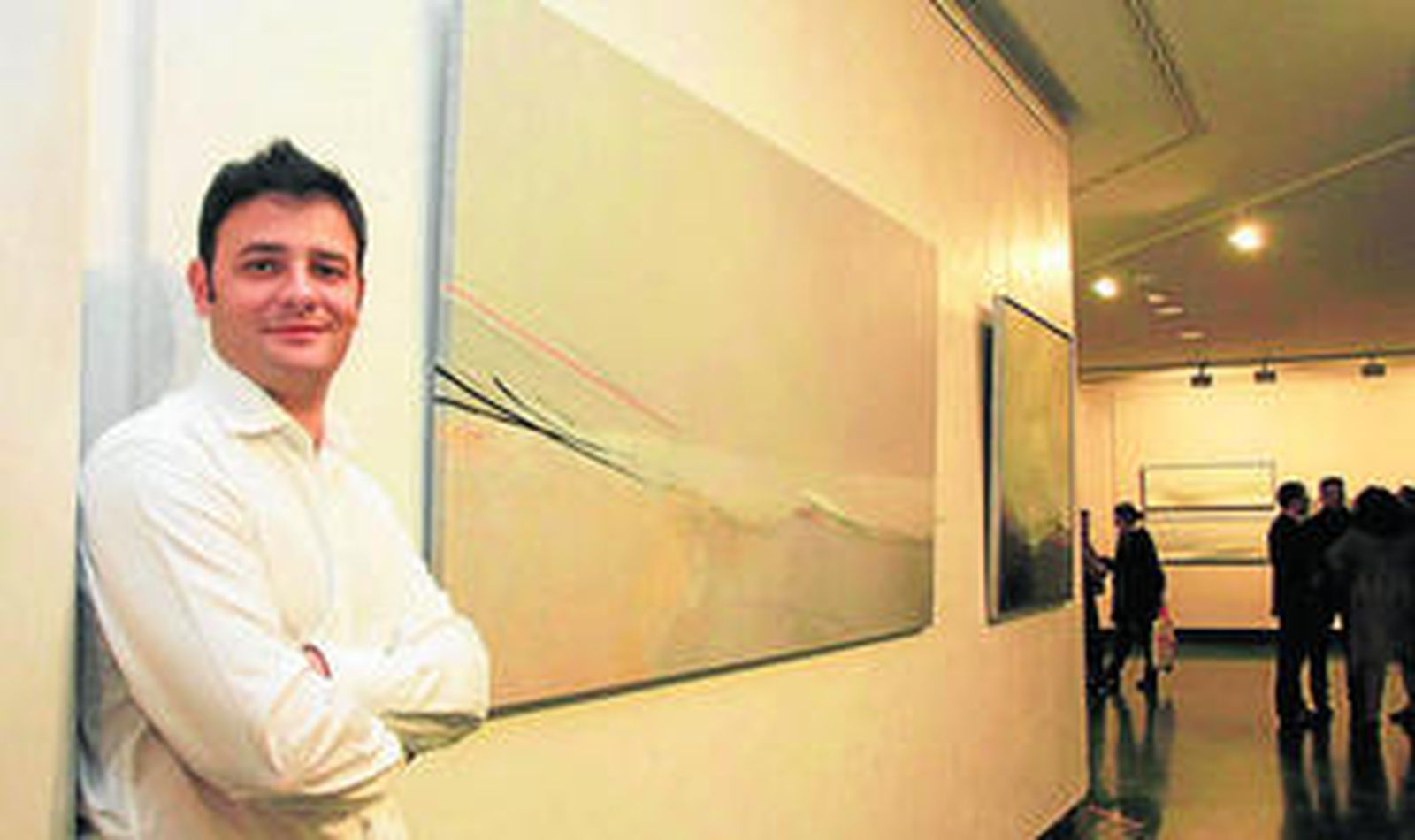 El pintor junto a una de las obras que expone en la sala de la Fundación Caja Rural del Sur.