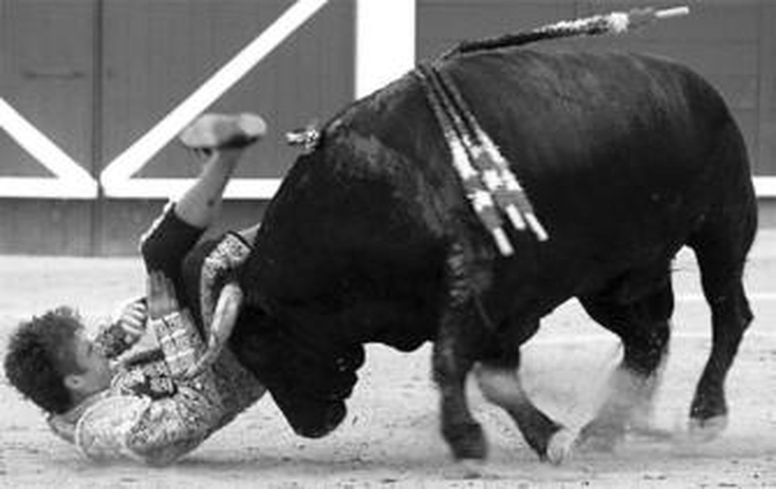 Un instante de la cogida sufrida por José Tomás ante el quinto de la tarde, toro manso con peligro.