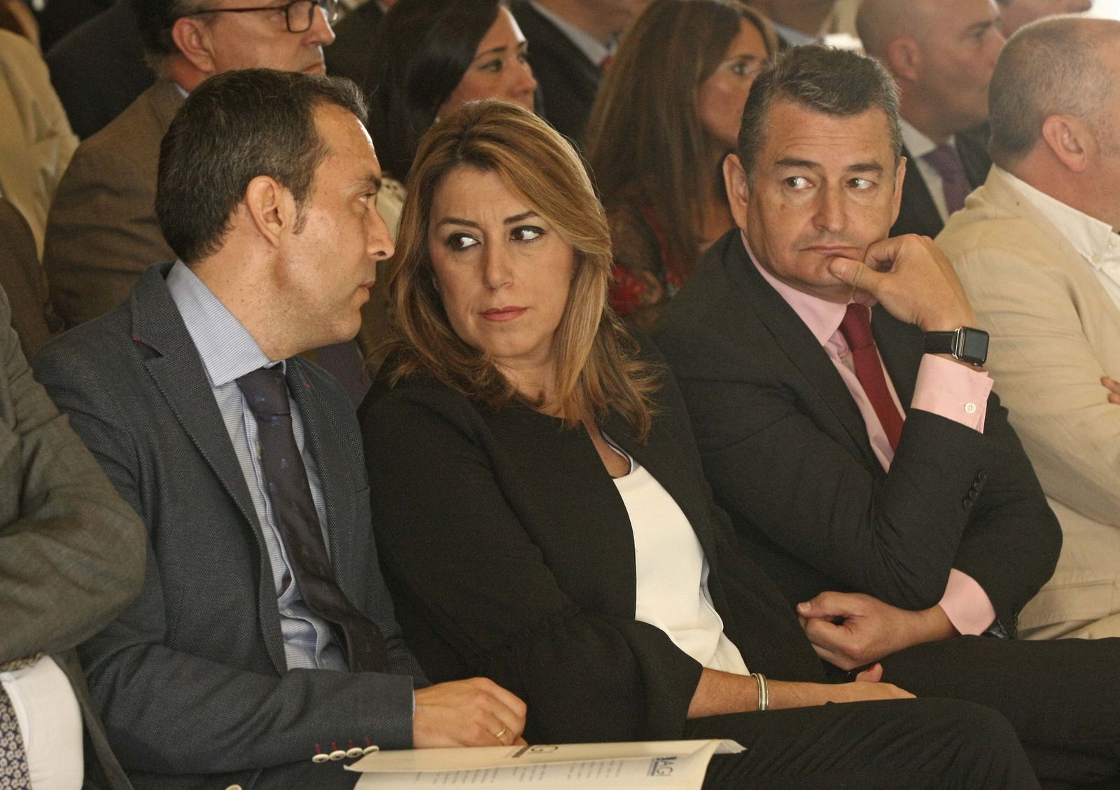Manuel Doblado, presidente de la AGI, con Susana Díaz y Antonio Sanz durante el acto de ayer.