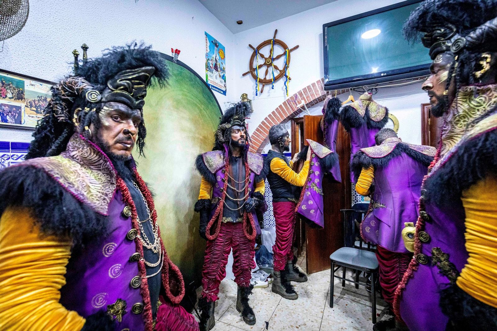 Comparsa la "Oveja negra" antes de su actuación en el Carnaval gaditano