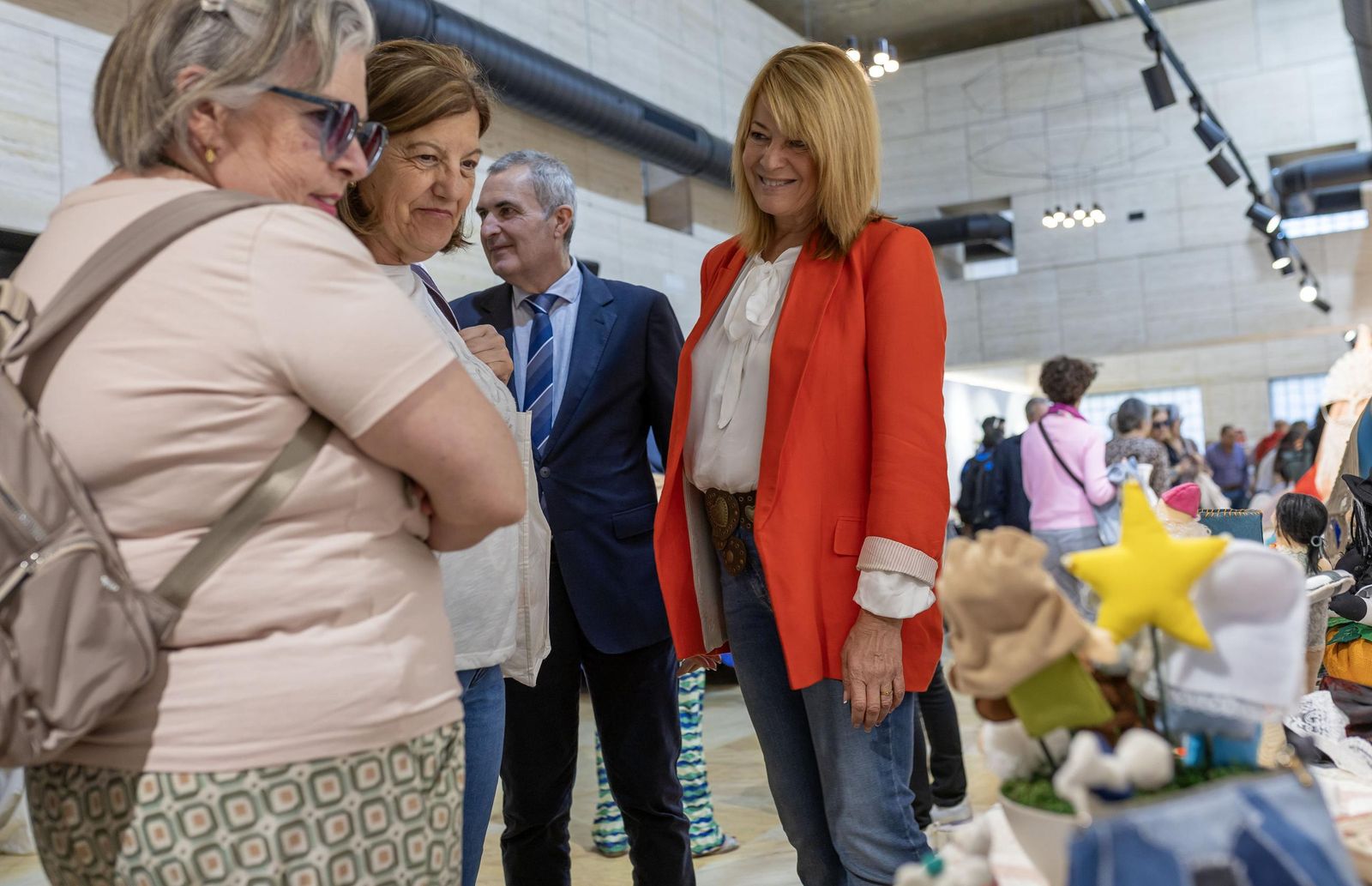 La alcaldesa de Huelva en la inauguración de la muestra.