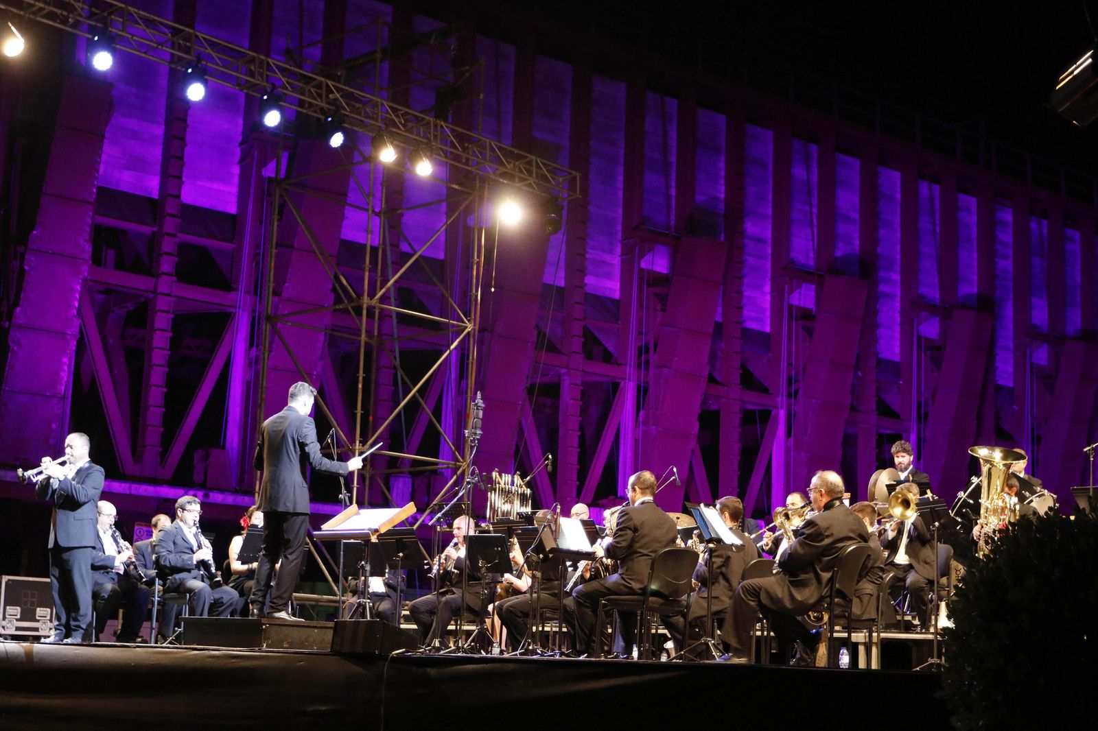 La Banda Municipal de Música da comienzo y presenta su próxima hora y media de concierto.