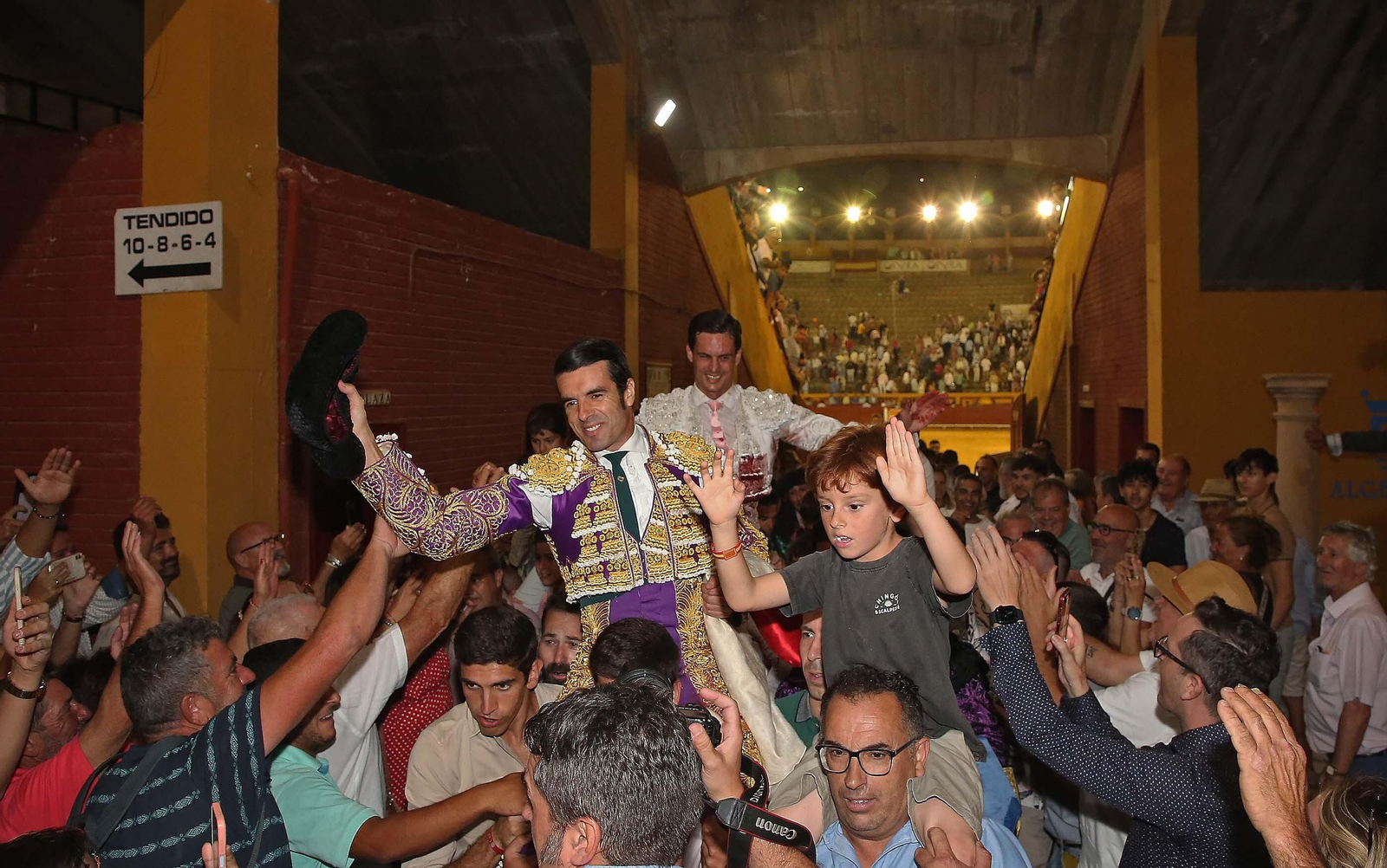 Fotos de la corrida del viernes de la Feria Taurina de Algeciras 2023: Morante de la Puebla, Emilio de Justo y David Galván