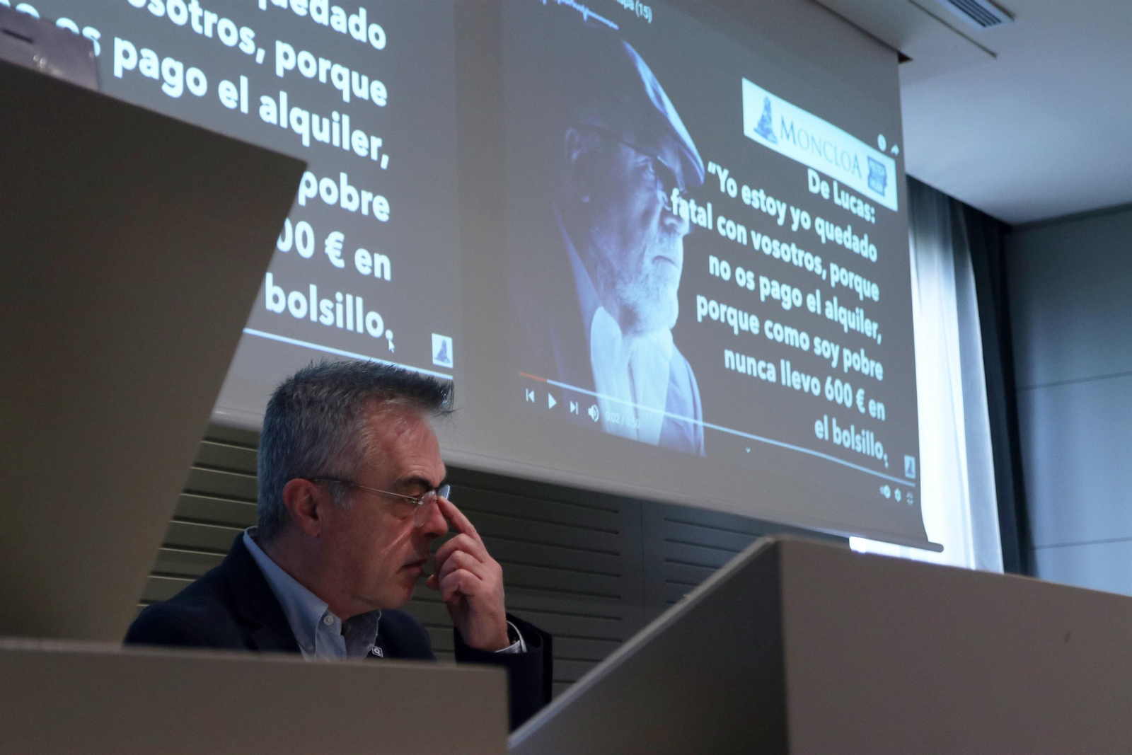 Barrientos muestra mensajes de Villarejo en una rueda de prensa el pasado año. Barrientos muestra mensajes de Villarejo en una rueda de prensa el pasado año.
