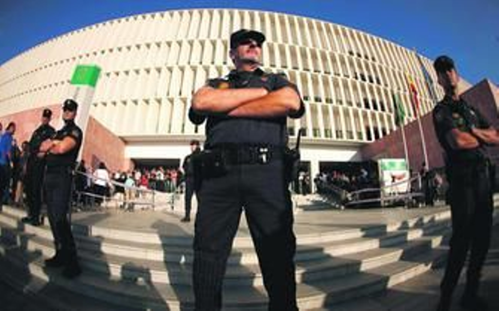 Guante de seda y mano de hierro