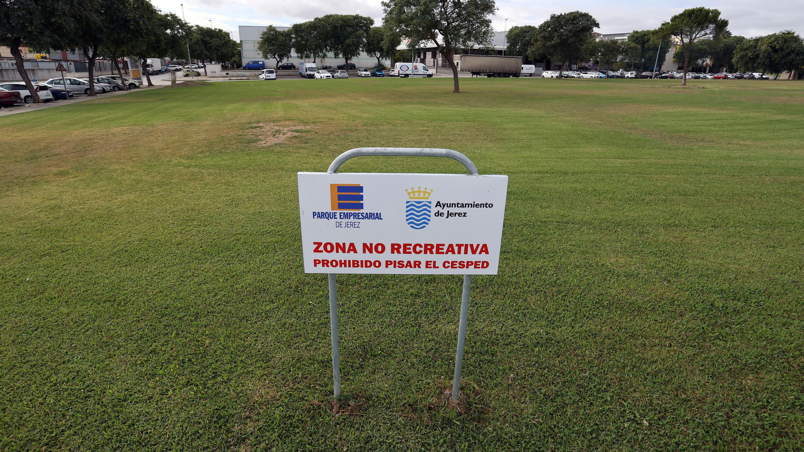 Cartel de 'prohibido pisar el césped' de las zonas verdes del Parque Empresarial, este jueves.