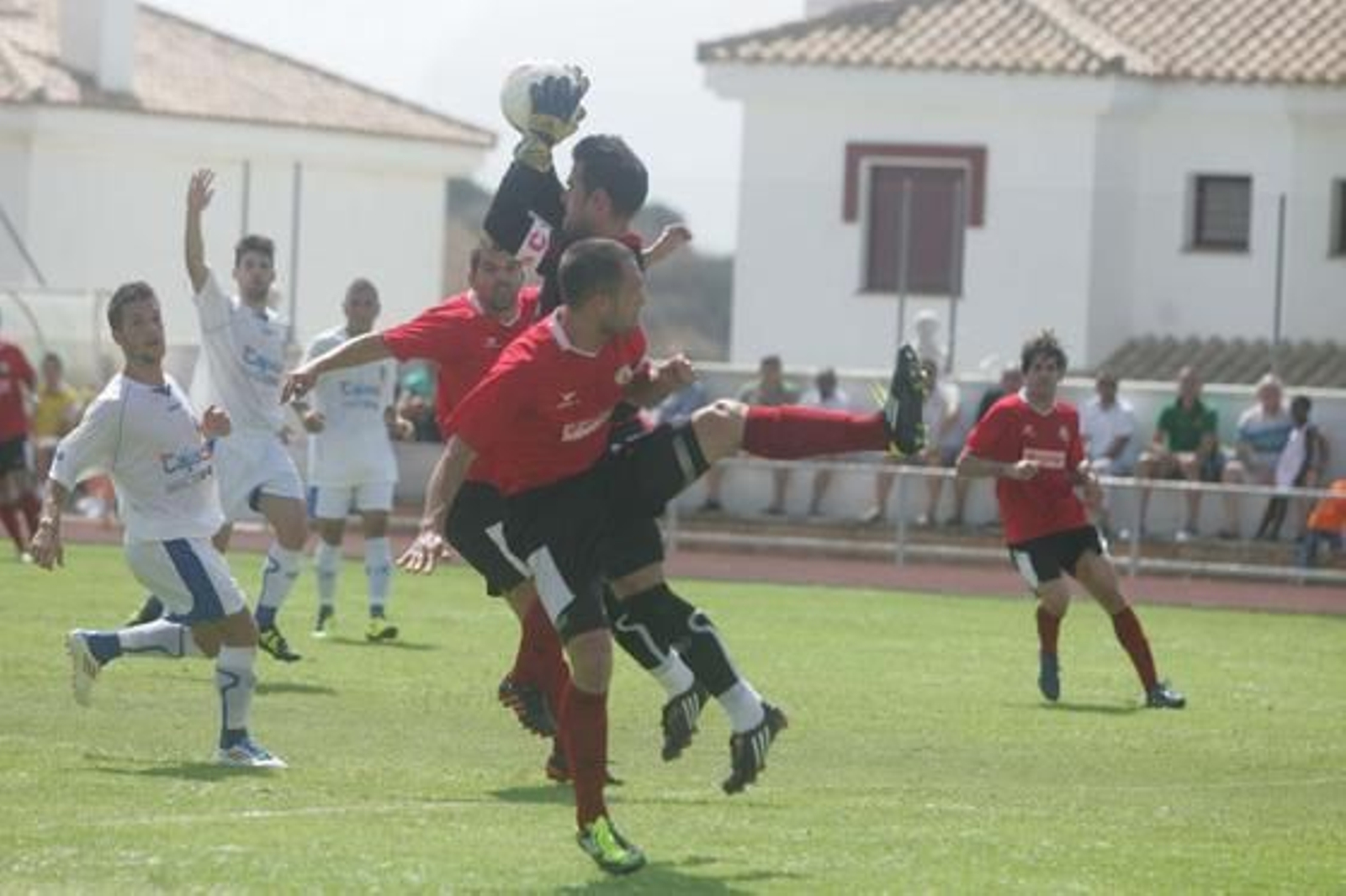 El San Roque desperdicia dos goles de ventaja ante el Pozoblanco y sufre, en su estreno como local, su primera bofetada de la temporada./Fotos: Quiñones

Foto: J.M.Q.