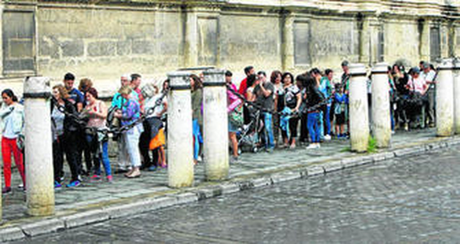Cola de turistas para entrar en la Catedral de Sevilla.