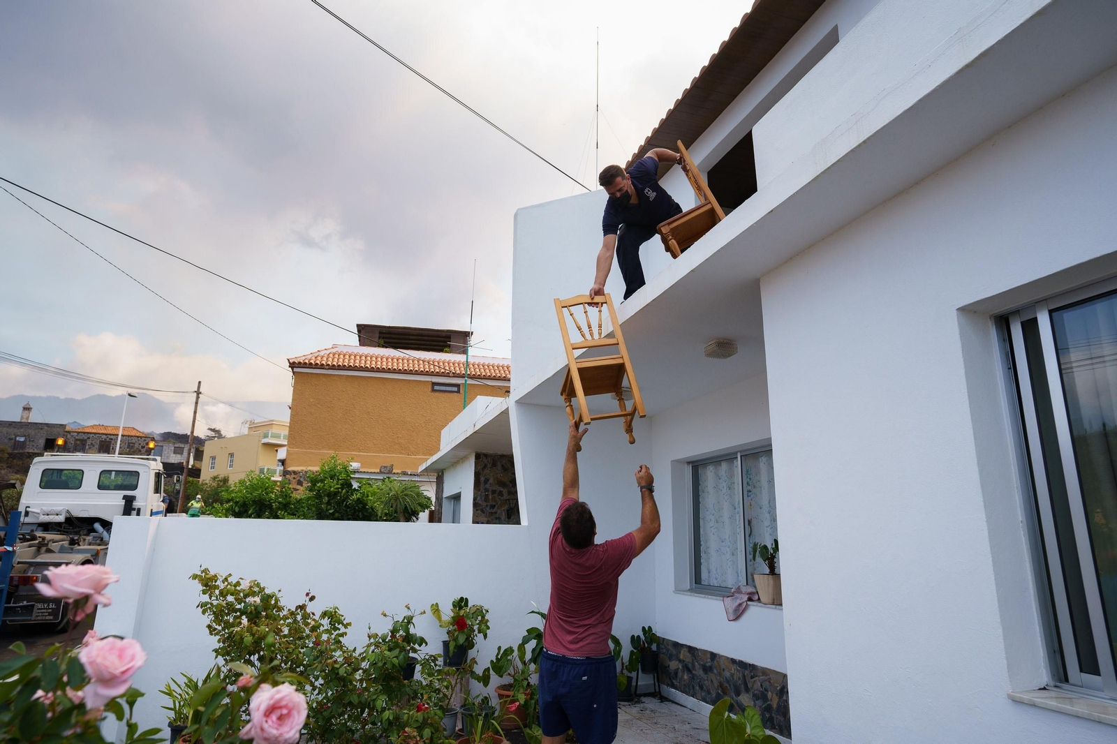 Los vecinos de Todoque salvan sus pertenencias antes de la llegada de la lava