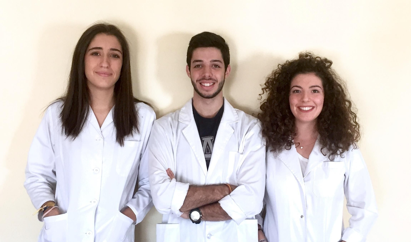 Mario García junto a Estefanía España y Cristina Moreno, integrantes del equipo que ha trabajado en Casariche.