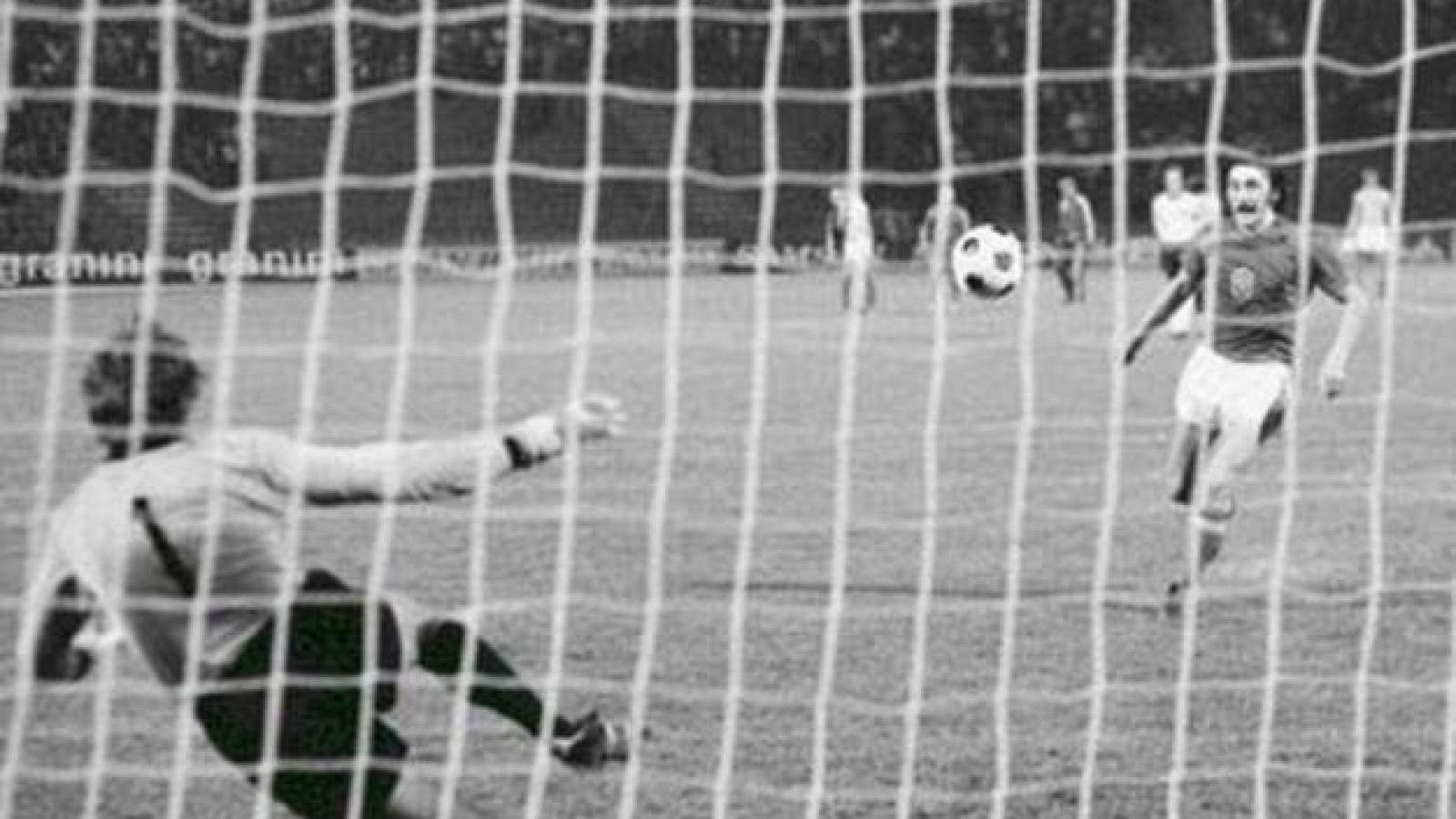 Panenka ejecuta su mítico lanzamiento de penalti ante  Sepp Maier.