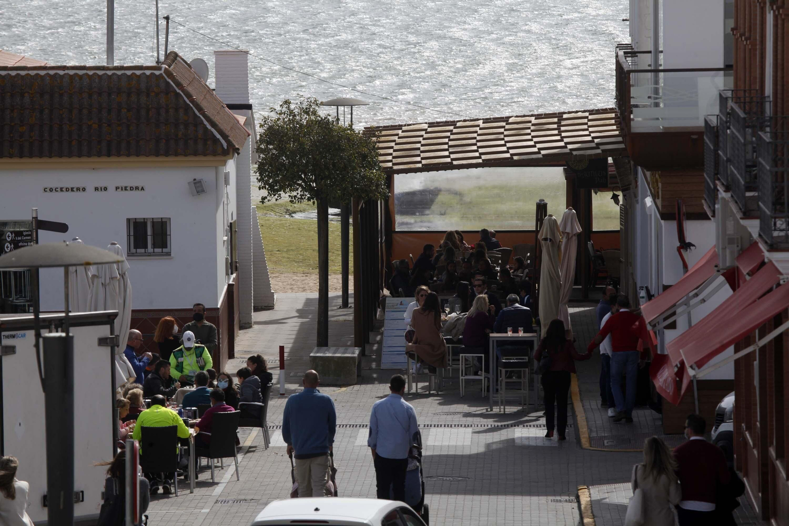 Ambiente en las terrazas de El Rompido y Punta Umbría durante este sábado.