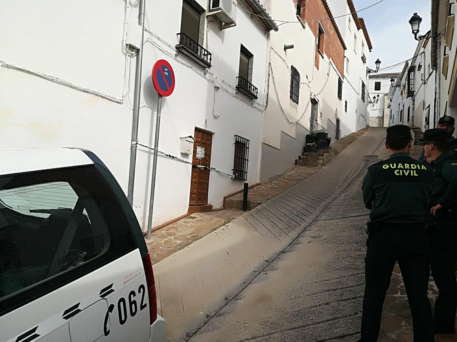 La Guardia Civil en la puerta de un anciano que fue asesinado en Baena