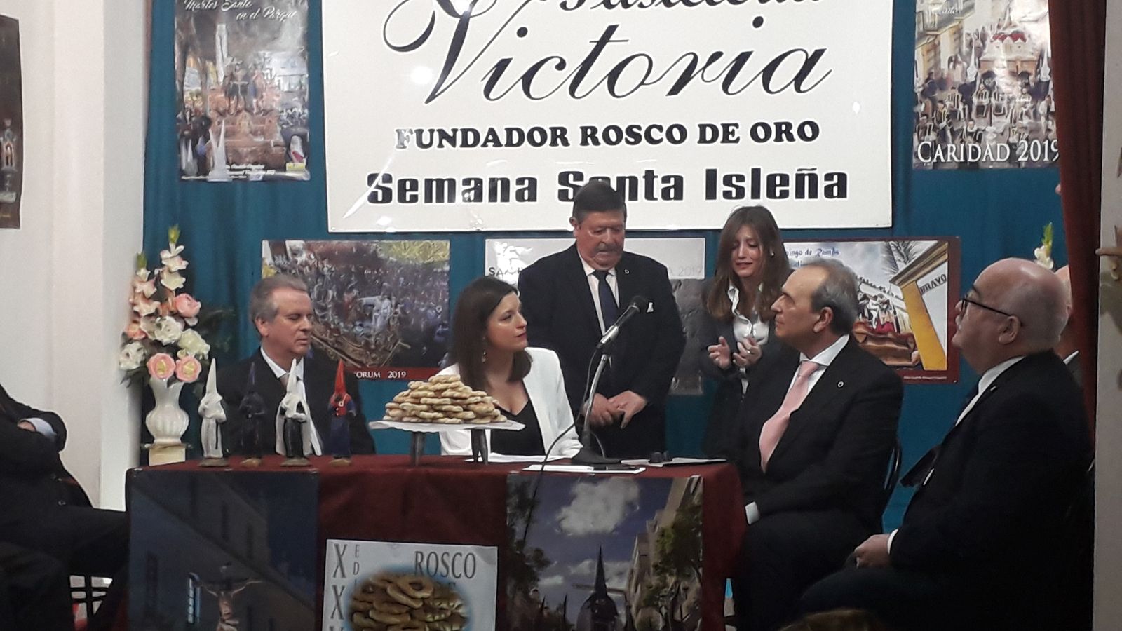 Manuel Lucas y Carmen Roa interpretando saetas al final del acto.